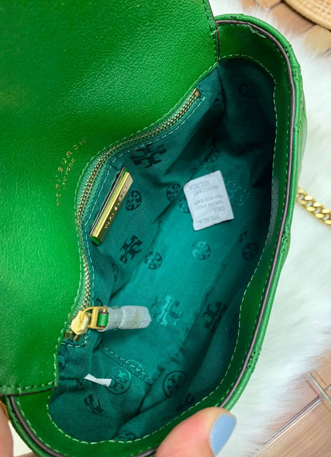 Tory Burch Willa Mini Top Handle Bag พร้อมส่งที่ไทย ใบจริงคือสวยสุดดไปเลยค่าา! กระเป๋าสะพายข้างหรือหิ้วก็เก๋ไปอีกเลยค่ะ! หนังแท้อย่างดี ลายนวมนิ่มมือดีมากค่ะ ด้านหน้ามีอะไหล่โลโก้แบรนด์ เปิดปิดกระเป๋าแบบกระดุมแม่เหล็ก ภายในสามารถใส่กระเป๋าเงินใบกลางได้;มื