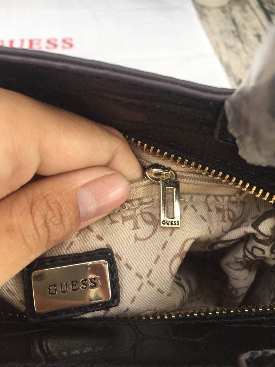 GUESS Cate Mini Series Crocodile New Collection!! กระเป๋าถือหรือสะพายลายหนังจระเข้สวยอยู่ทรง ดีไซน์หรูหรา เปิดปิดด้วยซิปคุณภาพดี ภายในโล่งจุพอประมาณ มีช่องซิปเล็กเปิดปิดง่าย ผ้าบุลายแบรนด์สวย สายสะพายปรับระดับได้ รุ่นนี้สวย หายาก ใช้ได้หลายโอกาสแน่นอน สาว