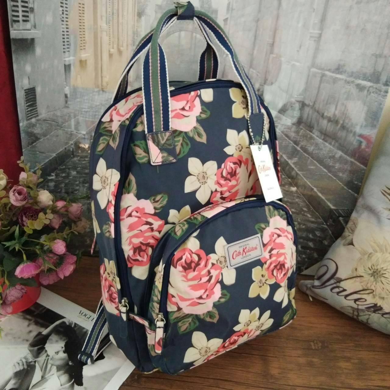 Cath Kidston Backpack Bag - กระเป๋าเป้ สไตล์วินเทจสุดฮิต - เปิด/ปิดกระเป๋าด้วยซิปรอบ - ภายใน มีช่องซิปใหญ่ใส่ของ 2 ช่อง จุของได้เยอะ - ด้านหน้ามีช่องซิปเล็ก 1 ช่อง
