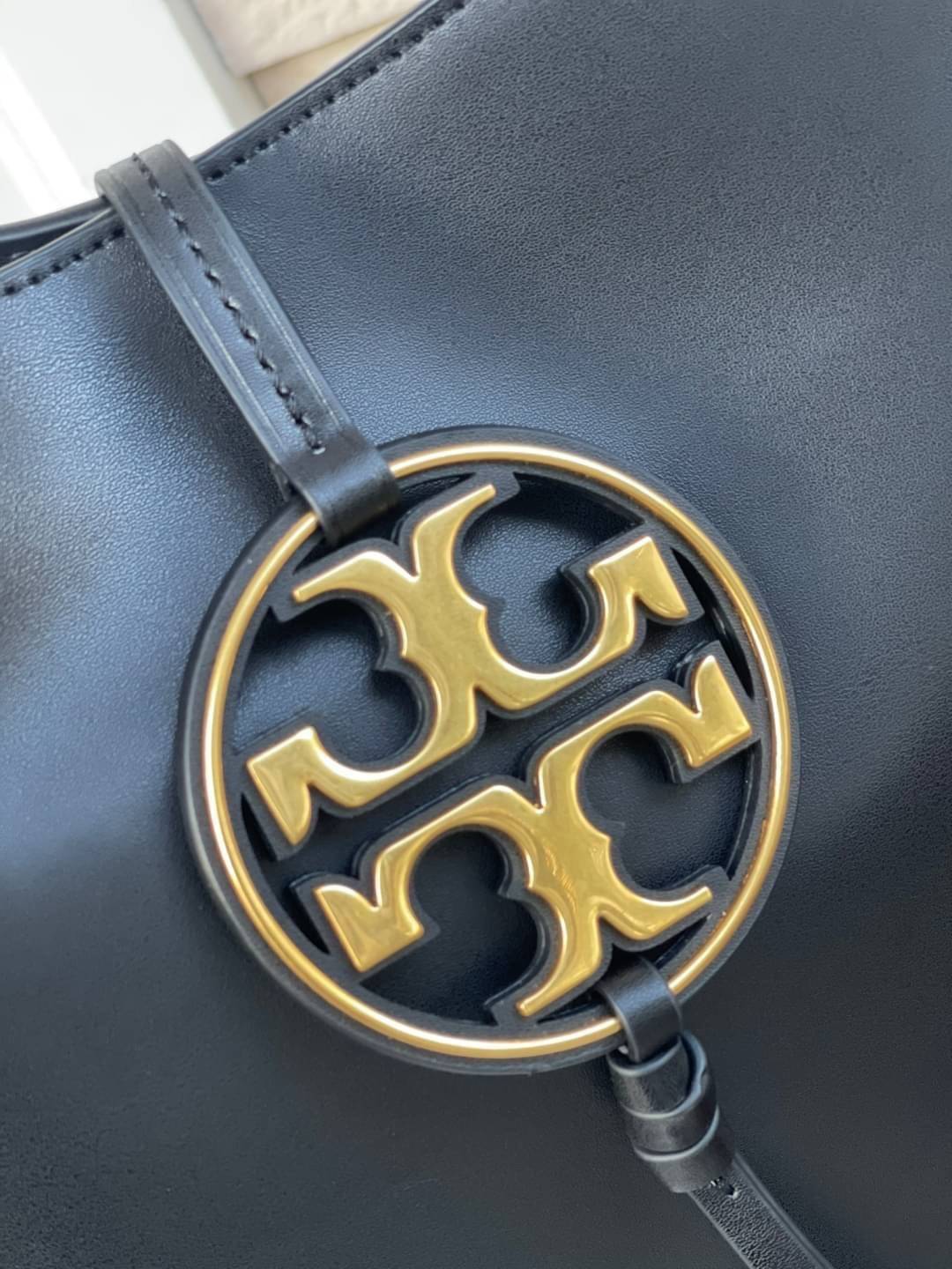 Tory burch miller metal-logo mini hobo bag มีกลิ่นอายสุดคลาสสิก ได้รับแรงบันดาลใจมาจากการขี่ม้า จึงได้ดีไซน์กระเป๋าออกมาในรูปแบบอานหลังม้าสุดเก๋ที่สามารถนำไปมิกซ์แอนด์แมทช์กับสไตล์การแต่งตัวได้หลายชนิด ไม่ว่าจะเป็นกับเดรสทรงยาวหรือกางเกงยีนแสนเท่ตัวโปรดขอ