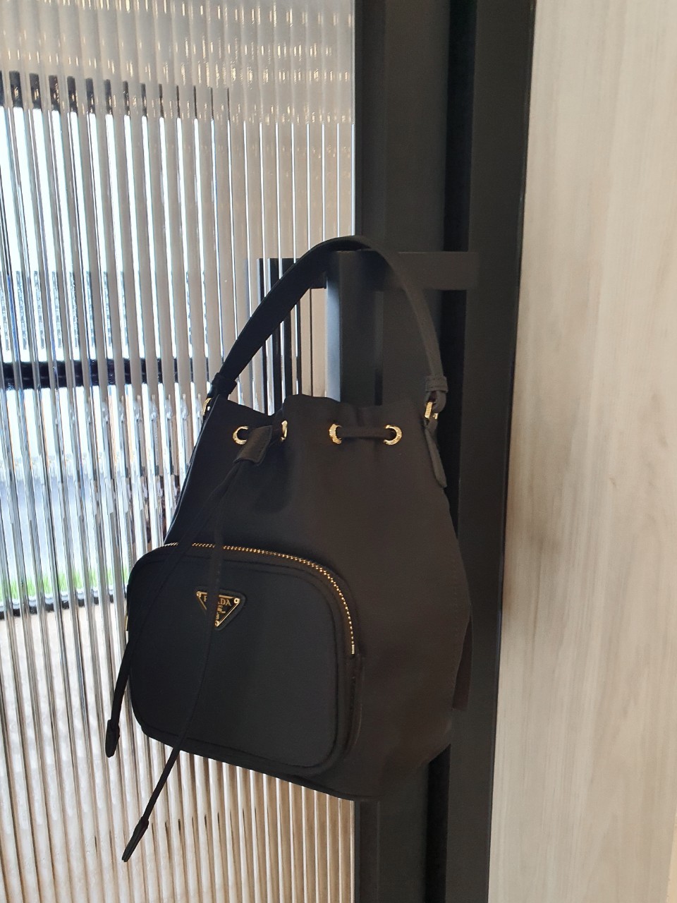 Prada Nylon Bucket Bag Black ใครๆก็หลงรัก **ทรงขนมจีบน่ารัก 🐰 กระเป๋าผ้า PRADA NYLON SILK เนื้อหนา ตัวกระเป๋าอยู่ทรงสวย ซับในอย่างดี จุดเด่นคือ กระเป๋าสามารถ จุของได้เยอะมาก น้ำหนักเบา