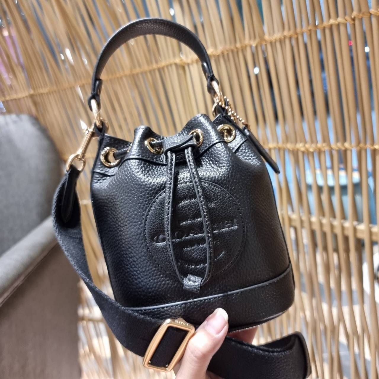 COACH C5121 DEMPSEY DRAWSTRING BUCKET BAG 15 WITH COACH PATCH น้องคนสวยมาใหม่จ้า ละมุนคุณหนูต้องมาอีกแล้วแหละ กระเป๋าทรงถังไซส์มินิ ใช้งานง่ายด้วยการรูดหนังปิดรอบปากกระเป๋า ทุกอย่างลงตัวที่สุด!! มาพร้อมตัวห้อยรูปหัวใจสีทองกุ๊กกิ๊ก น่ารักมากๆ มีหูหิ้วในตัว