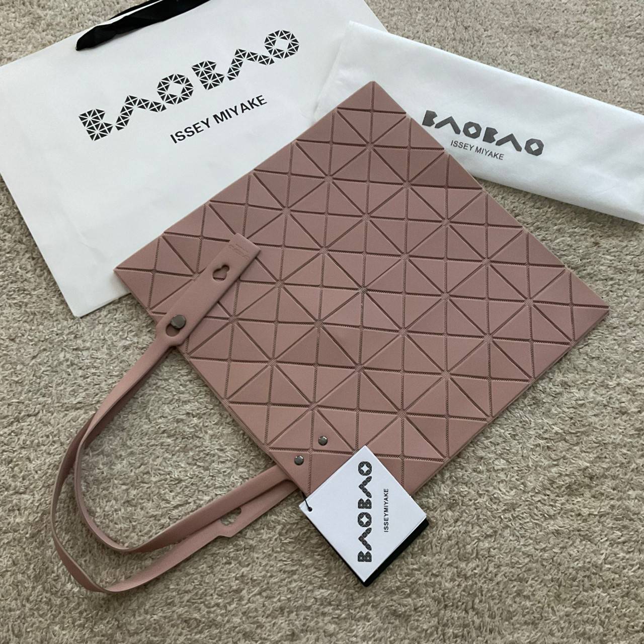 BAO BAO ISSEY MIYAKE LUCENT ONE-TONE กระเป๋าสะพายไหล่ ทรงโท้ท ใบใหญ่สวยมาก ปรับได้หลายทรงตามเอกลักษณ์เฉพาะของแบรนด์นี้ วัสดุ 100% POLYESTER PARTLY: SYMYHETIC LEATHER ด้านในใส่ของได้เยอะมาก ใส่ไอแพด สมุดโน้ตได้สบายเลย วัยทำงานหรือวัยนักศึกษา อย่างน้อยต้องม