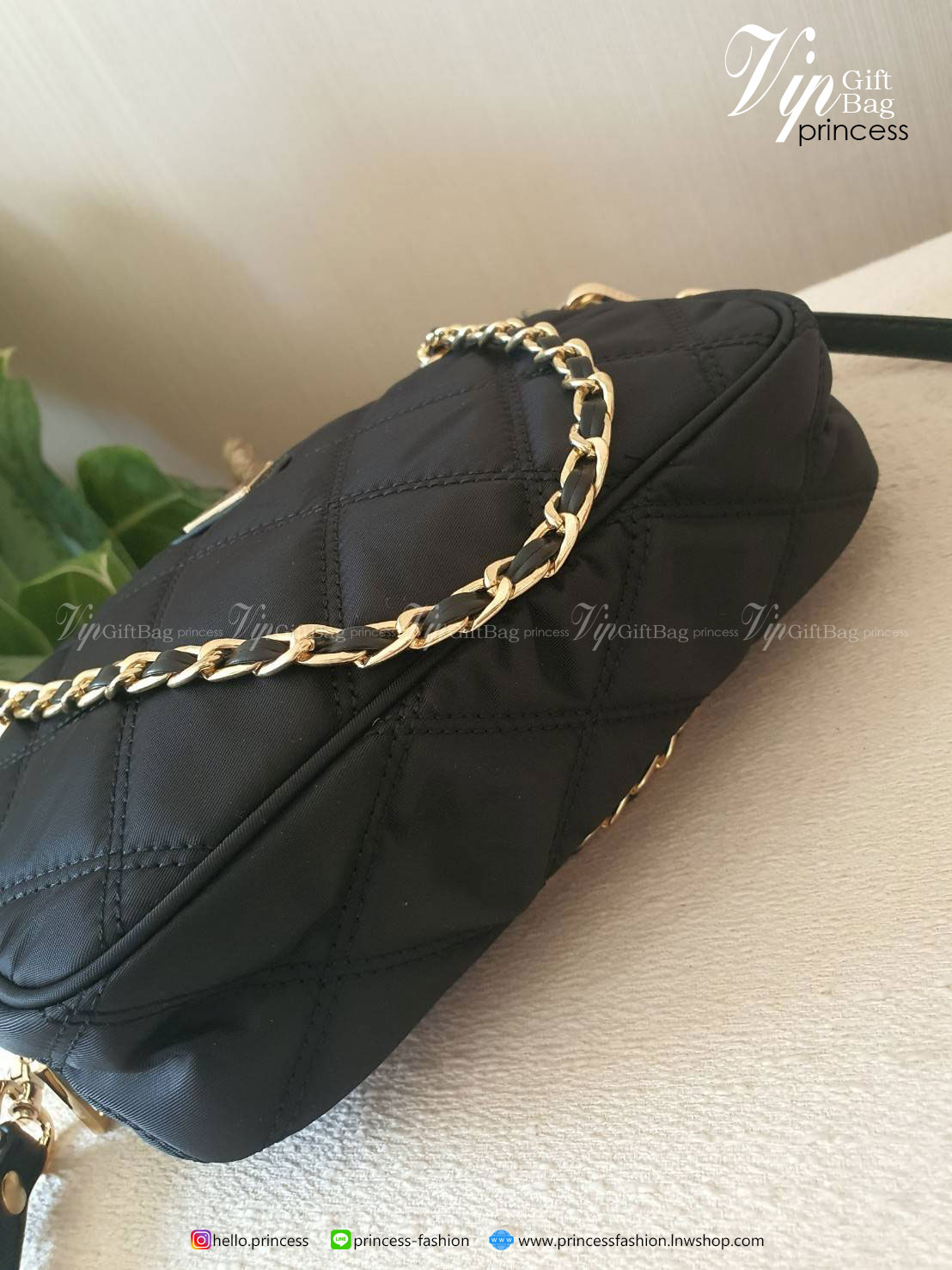 รุ่นใหม่มาแรง จากแบรนด์ PRADA รุ่นMini handbag มาพร้อมกันถึง2สาย สายคล้องติดกระเป๋า และสายยาว Crossbody วัสดุทำจากผ้าNylon ลายตาราง สวยหรูดูดีมากคะ เปิดปิดด้วยซิป ภายใรมีป้ายโลโก้แบรนด์ มีช่องซิป อละช่องใส่ของแยกอีก บุผ้าลายแบรนด์อย่างดี ใส่ของำด้หลากหลาย