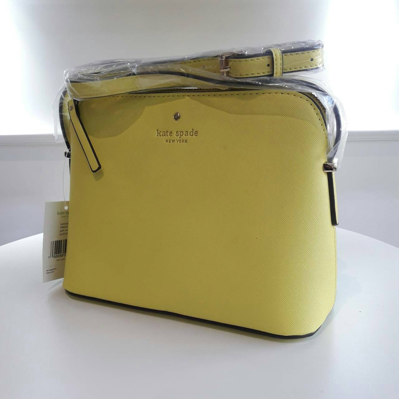 KATE SPADE CEDAR STREET MANDY กระเป๋าสะพาย แบรนด์ดังจากอเมริกา ขนาดกำลังน่ารัก วัสดุหนังลาย saffiano สวยอยู่ทรง ด้านหน้ามี logo brand สีทอง เปิดปิดด้วยซิปภายในโล่ง + ช่องเล็กใส่ของจุกจิก ใส่กระเป๋าสตางค์ใบยาวได้ ผ้าบุลายจุดสีทองดูหรูหรา ใบนี้ mix&match ได