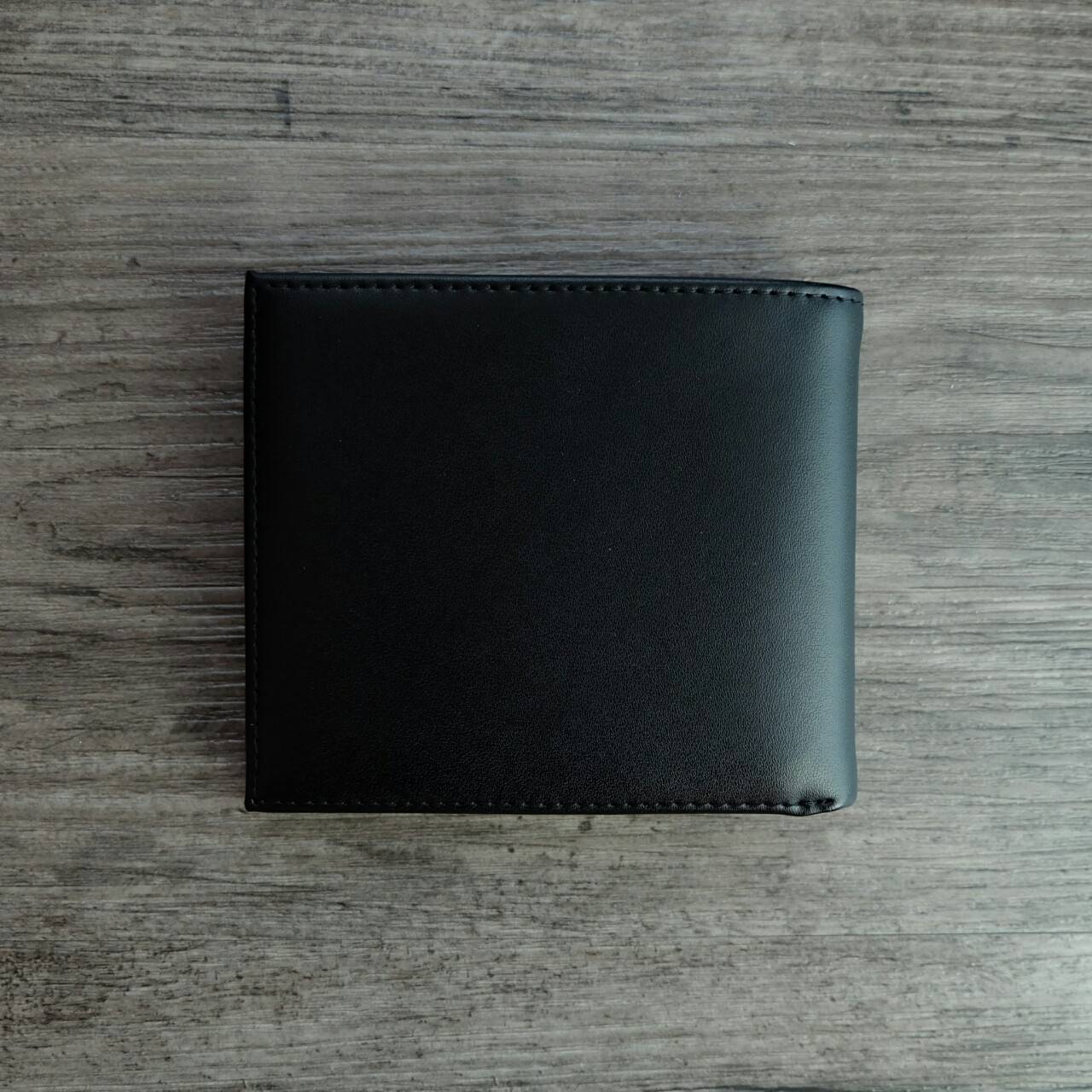 Calvin Klein Short Wallet กระเป๋าสตางค์ใบสั้น โดดเด่นด้วยโลโก้แบรนด์ปั๊มตัวใหญ่ ด้านหน้า ภายในมีช่องใส่ธนบัตรและช่องใส่บัตรหลายช่อง จะมอบเป็นของขวัญหรือใช้เองก็แนะนำค่ะ