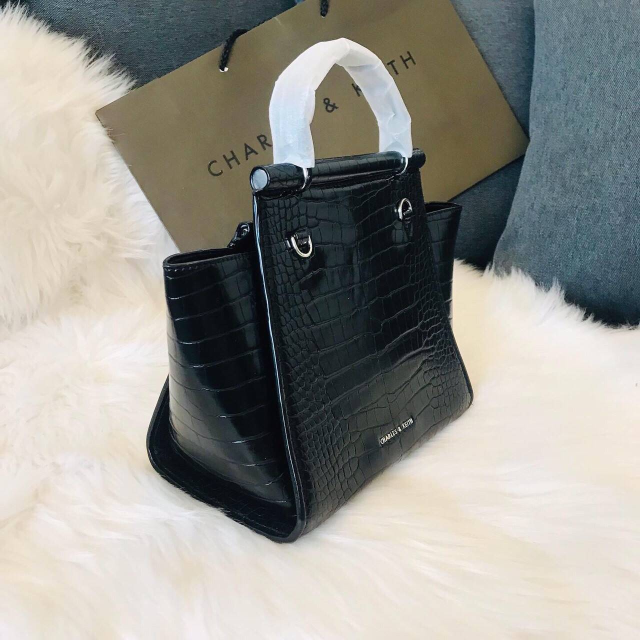 New arrival!! CHARLES & KEITH CROC-EFFECT TRAPEZE BAG กระเป๋าสะพายรุ่นใหม่ล่าสุด วัสดุหนังเรียบเงาสวย นิ่ม น้ำหนักเบา อะไหล่เงิน เปิดปิดกระเป๋าแบบกดล็อก ด้านในโล่งกว้างมีช่องซิปสำหรับใส่ของ ใส่กระเป๋าสตางค์ใบยาว Iphone+ได้ทุกรุ่น มาพร้อมสายสะพายยาวถอด-ปรั