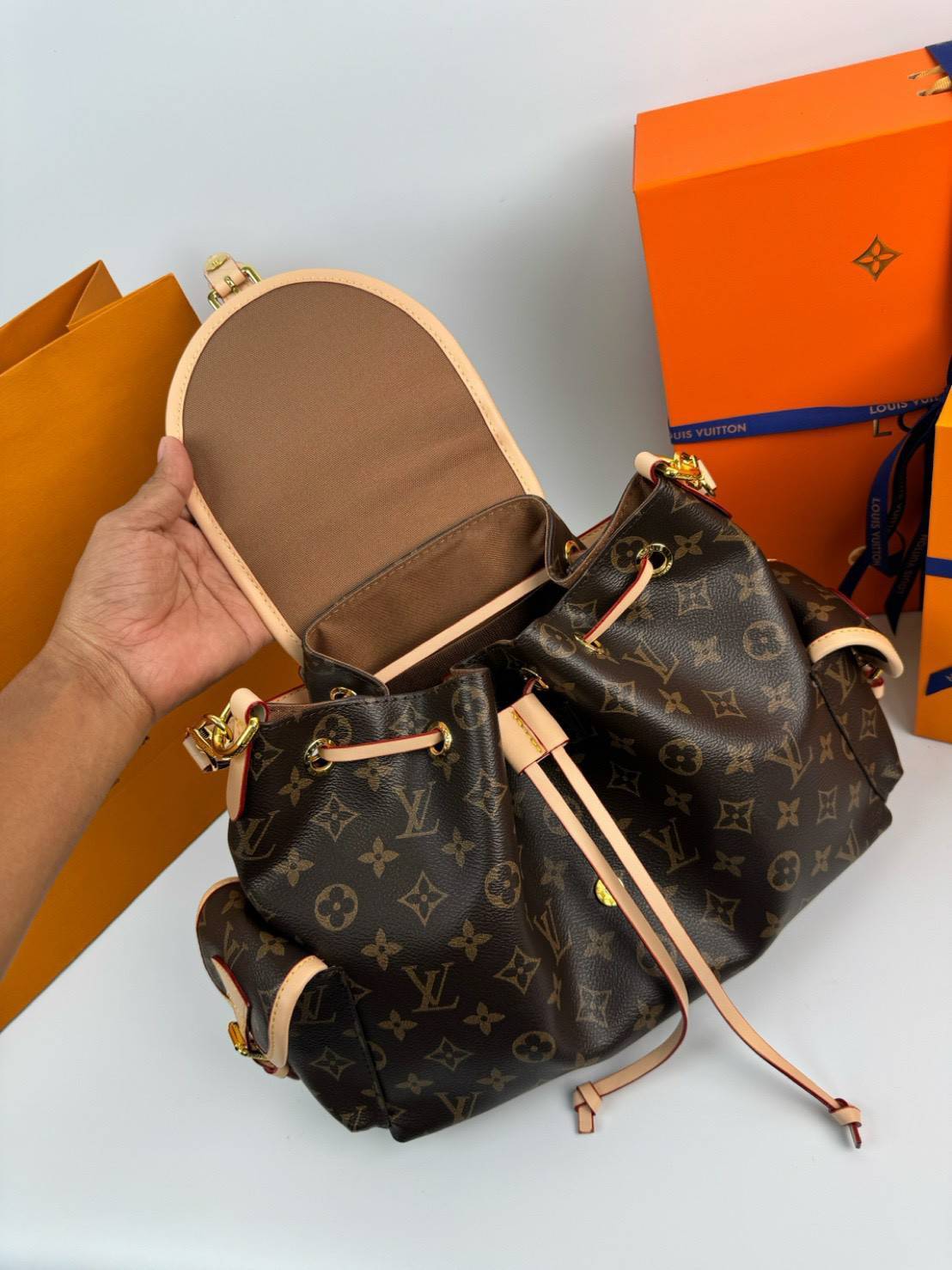 ORI หนังแท้ | LV Odyssee bag Monogram Canvas กระเป๋าสะพายดีไซน์ใหม่ คอลเลกชันประจำฤดูกาล Pre-Fall 2025 ออกแบบมาเพื่อเชิดชูมรดกล้ำค่าที่สืบทอดจากรุ่นสู่รุ่น ดีไซน์ทันสมัยใช้งานได้ทุกวัน