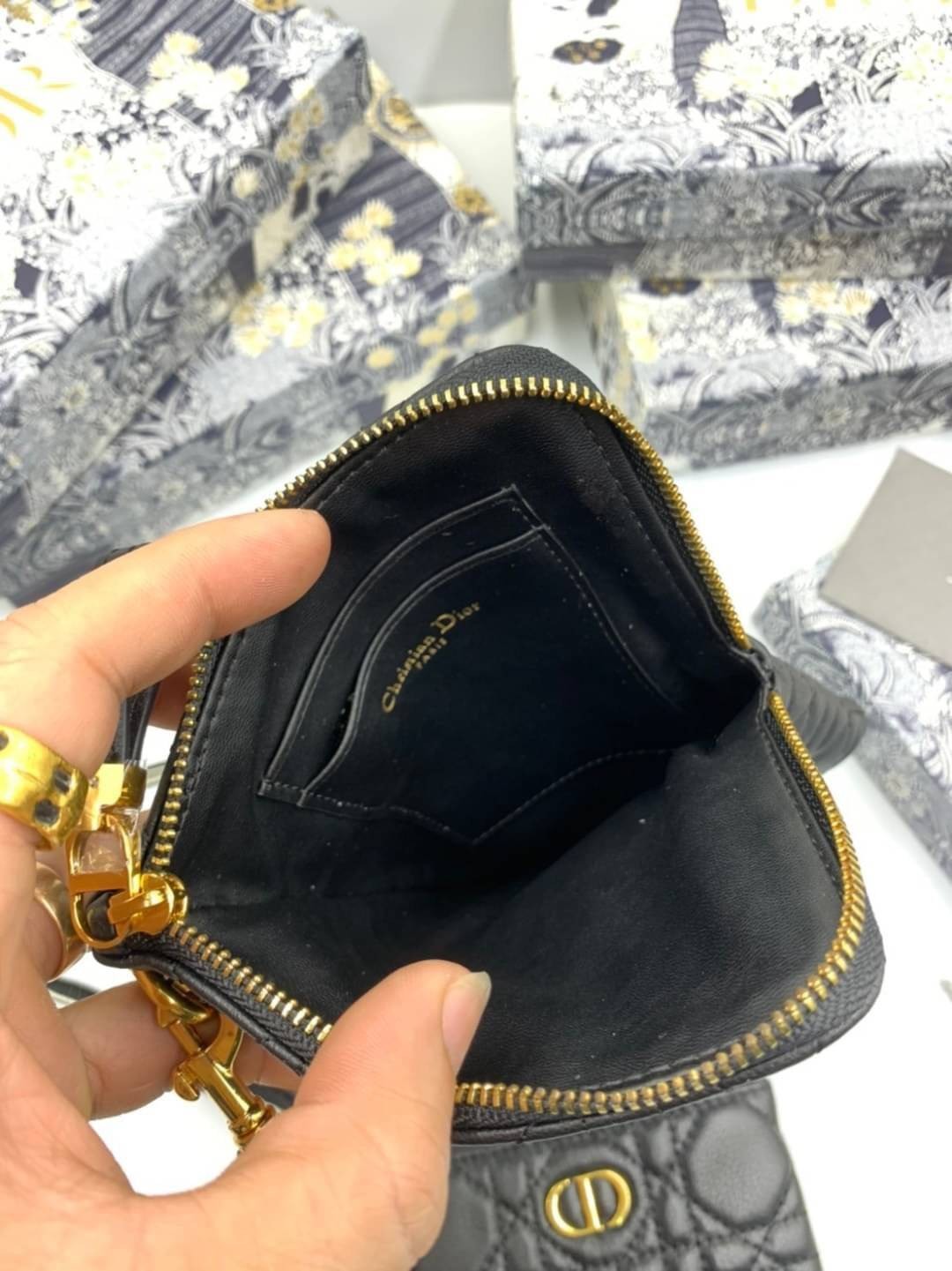 VIP 】CHRISTIAN DIOR PHONE BAG 2 in 1 DOUBLE BAG กระเป๋าเซ็ท 2 ใบ มีสายสะพายข้าง ถอดออกใช้งานได้ ถือว่าคุ้มมากๆเลยค่ะ สามารถใช้งานแยกกันได้ ใส่สายสะพายหรือ ถือได้ วัสดุหนังแท้ สวยงามนุ่มฟู น่ารักมากๆ เลยน้าาา