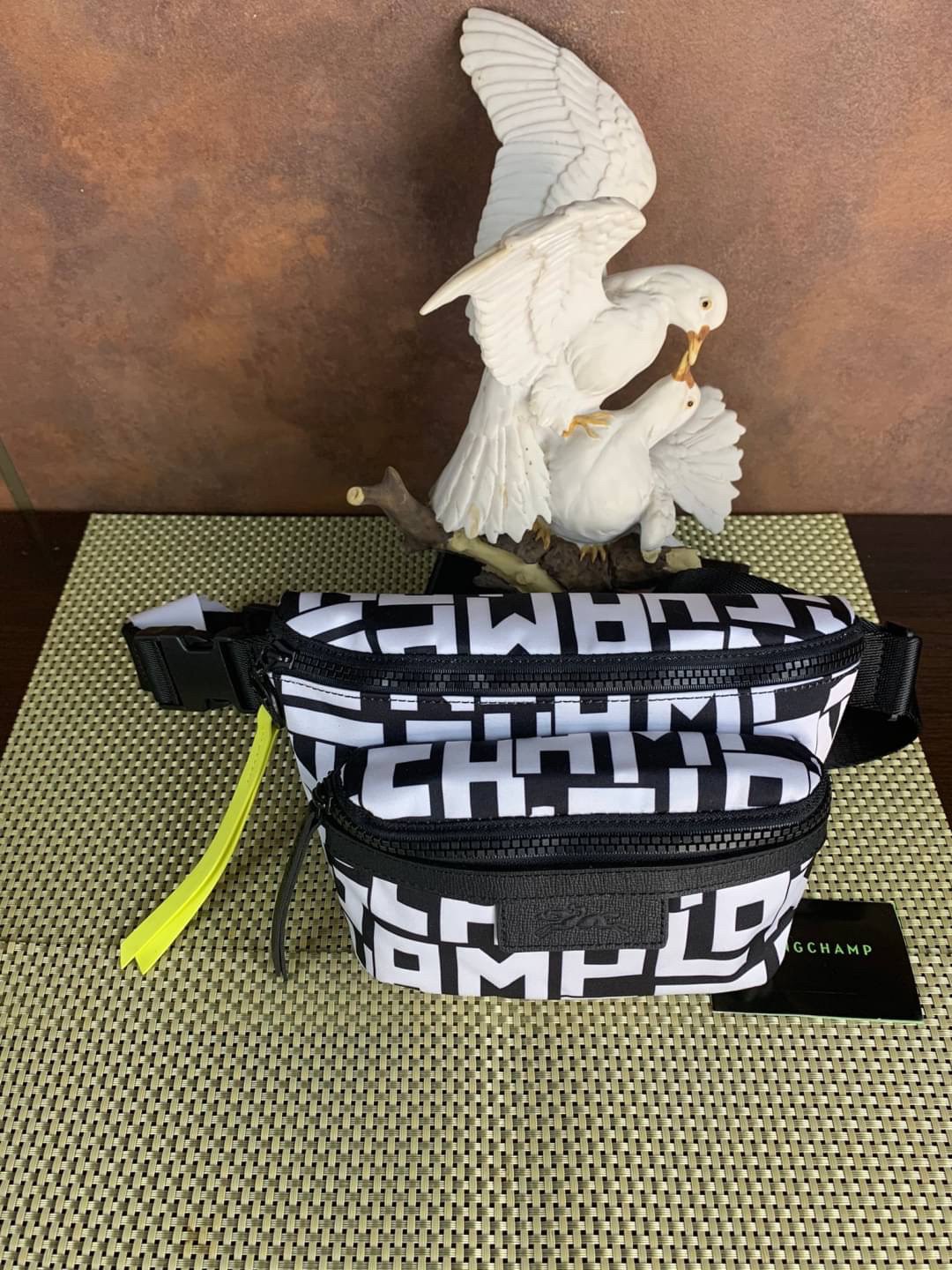 LONGCHAMP LE PLIAGE LGP BELT BAG M เท่ห์อย่างมีสไตล์กระเป๋าทรงคาดอกและคาดเอวดีไซน์แนวสปอร์ต เพิ่มความโดดเด่นทันสมัยด้วยลายซิกเนเจอร์ มีช่องซิปที่ใช้งานง่ายช่วยให้คุณหยิบใช้สิ่งของจำเป็นได้อย่างสะดวกและง่ายดาย และผสานสายรัดแบบปรับได้เข้ากับหัวเข็มขัดตัวล็อ