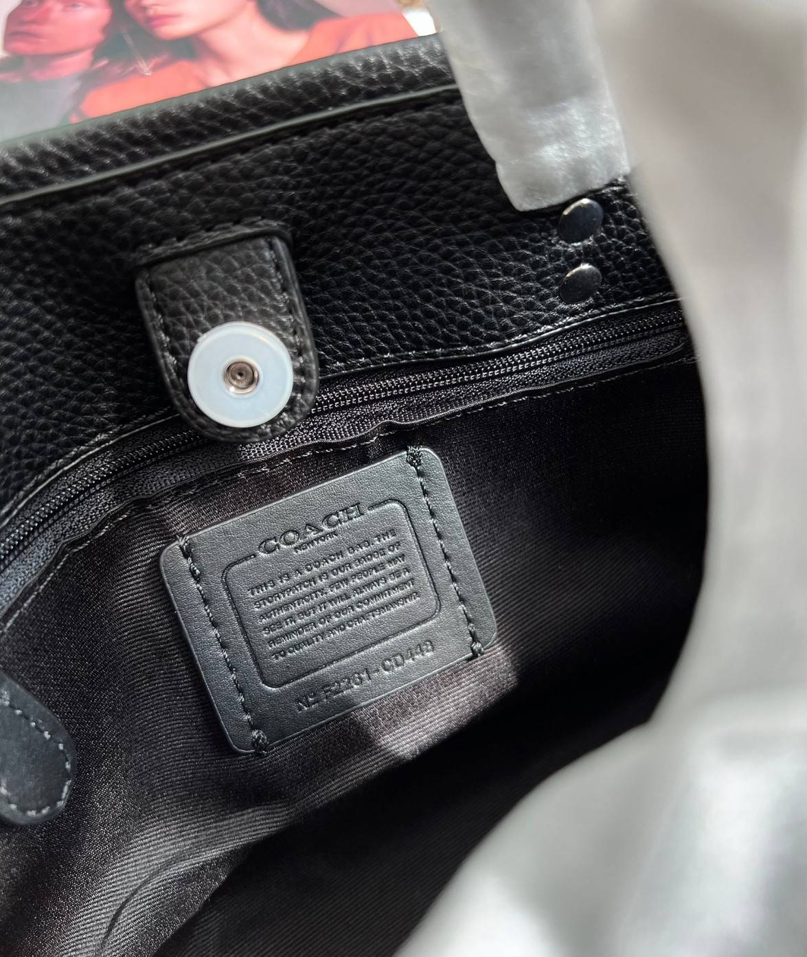 COACH DEMPSEY TOTE WITH HAPPY DOG ((CD448)) 🐶 รุ่นใหม่ล่าสุด น้องหมาน่ารักมากๆค่ะ! ยังไม่เข้าไทย กับกระเป๋าDempsey tote รุ่นใหม่ล่าสุด ที่ออกแบบด้านหน้ารูปสุนัขซุกซนเข้ามา ตรงใจใครหลายคนๆเลยทีเดียว หนังแท้อย่างดี หนังมีความนุ่มและนิ่มมากๆ หลงรักแน