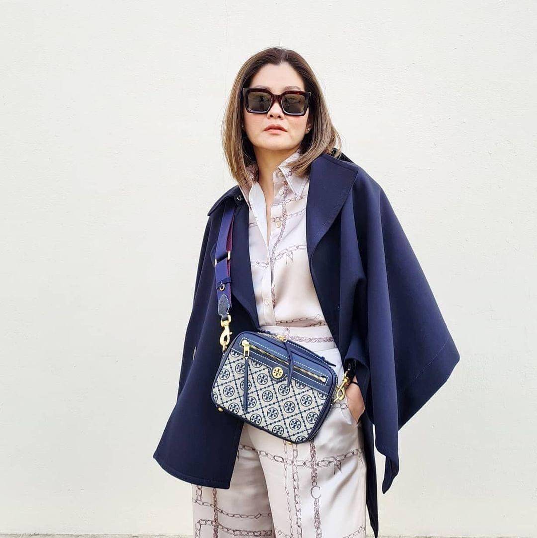 TORY BURCH T MONOGRAM JACQUARD CAMERA BAG การออกแบบที่เรียบง่าย แต่ยังคงความหรูหราเอาไว้ โดดเด่นด้วยลวดลาย T Monogram