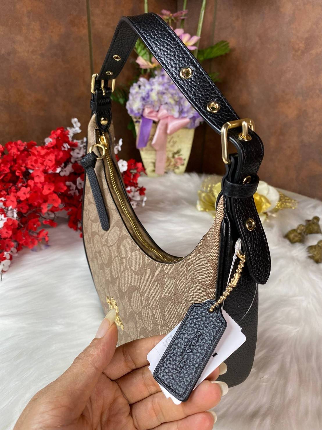 Coach Bailey Hobo With Whipstich Shoulder Bag (coachc1322) กระเป๋าcoach ทรงโค้งใช้แบบหิ้วหรือคล้องไหล่ก็ดูดี ใช้วัสดุหนังแท้ชั้นดี หนังสวยมากๆค่ะ ด้านหน้าใช้อะไหล่แบรนด์ตัวใหญ่ หรู ดูสะดุดตามีเดียว จุดเด่นตรงสายคือร้อยหนังเป็นสีเข้ากับตัวกระเป๋าได้สวยงาม 