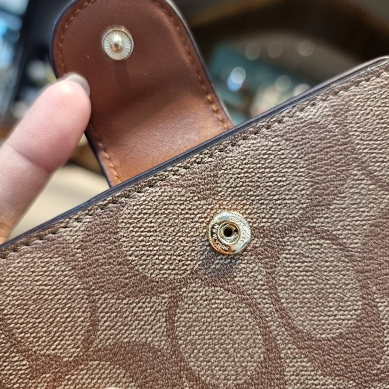 COACH C0082 MEDIUM CORNER ZIP WALLET IN SIGNATURE CANVAS ดีไซน์ใหม่ล่าสุด!! กระเป๋าสตางค์ใบกลาง 👛 ขนาดกำลังเหมาะมือ วัสดุหนังแคนวาสเคลือบลาย ดูแลรักษาง่าย มีช่องใส่บัตรและธนบัตรครบ และช่องซิปแยกไว้ใส่เหรียญ ครบเซ็ทแบบนี้เหมาะส่งต่อเป็นของขวัญที่สุ