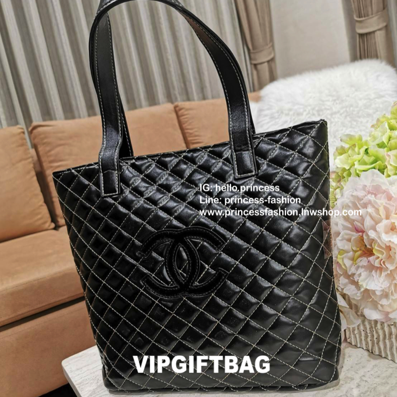 Chanel GWP Tote Bag กระเป๋าสะพายทรง Tote VIP Gift With Purchase (GWP) Limited Edition พรีเมี่ยมกิ้ฟของแท้รุ่นใหม่ล่าสุดจาก Chanel Cosmetic Counter วัสดุหนังนิ่มเรียบลายตารางอยู่ทรงสวยด้านหน้ามีโลโก้แบรนด์ ขนาดกำลังดี เปิดปิดด้วยกระดุมแม่เหล็ก ภายในโล่งกว้