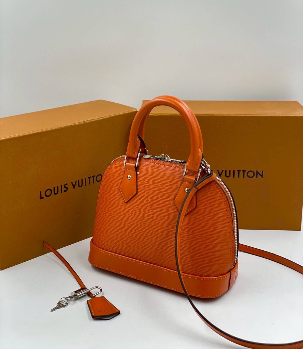 RI หนังแท้ | LV Alma BB bag handbag Epi grained leather กระเป๋าสะพาย/กระเป๋าถือ คลาสสิกเหนือกาลเวลา หนัง Epi มีลวดลายเฉพาะและสีสวยงามทั้งใบ