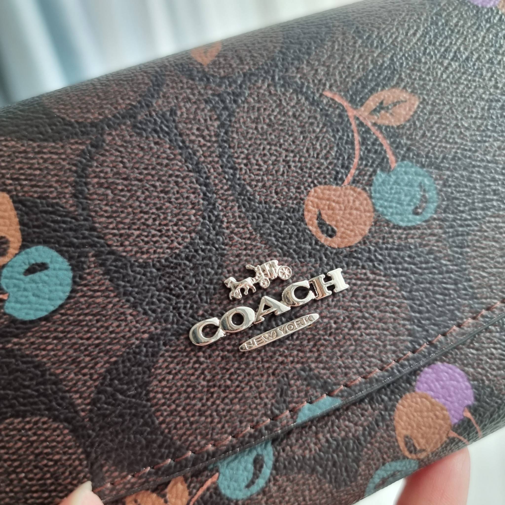 OUTLET 】COACH F31562 SLIM ENVELOPE WALLET IN SIGNATURE CANVAS WITH CHERRY PRINT คอลเลคชั่นใหม่ล่าสุด ต้อนรับนิวเยียร์ไปเลย!! 🍒🎊 กระเป๋าสตางค์รุ่นขายดี ทรงจดหมายรุ่นฝาพับ ดีไซน์ลายเชอร์รี่ น่ารักสดใส วัสดุหนังแคนวาสเคลือบลาย ภายในใส่มือถือไ