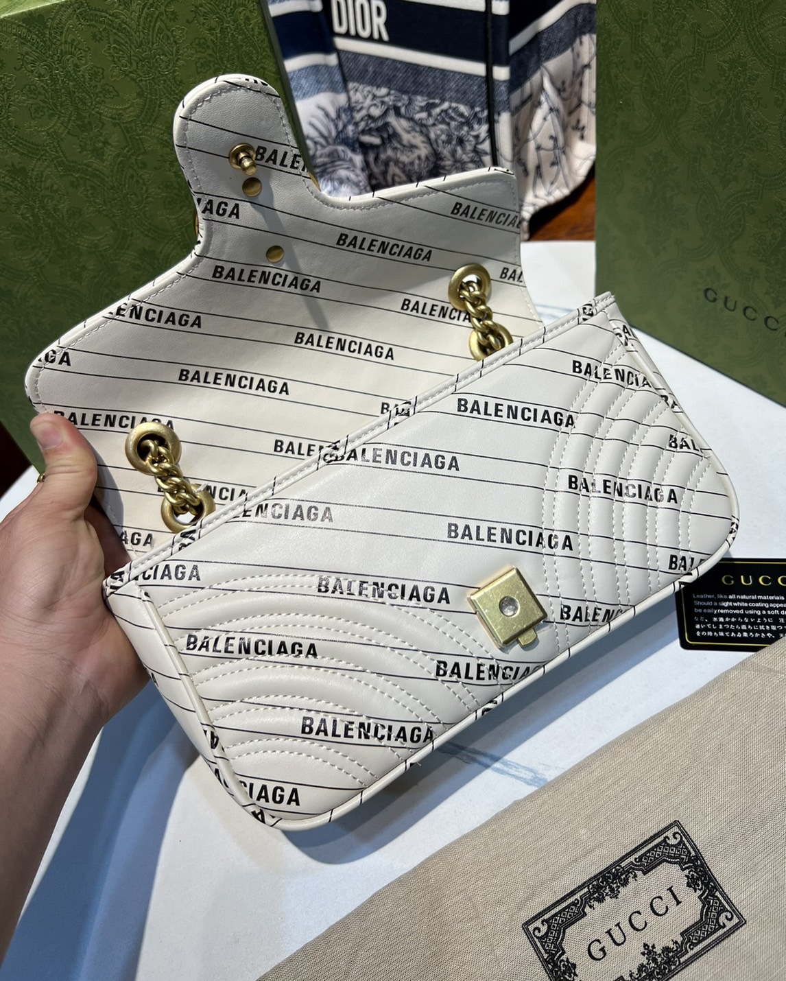 หนังแท้ GUCCI The Hacker Project small GG Marmont bag Balenciaga print leather คอลเลคชั่นผสมผสานเอกลักษณ์ความหรูของ 2 แบรนด์ดัง ที่ยอดขายดีตั้งแต่วันแรกที่ลง shop ด้วยรูปทรงที่กะทัดรัด ตอบโจทย์ได้ทุกลุค ทุกไลฟ์สไตล์ ใช้งานได้ง่ายคล่องตัว เรียกได้ว่าใครไม่