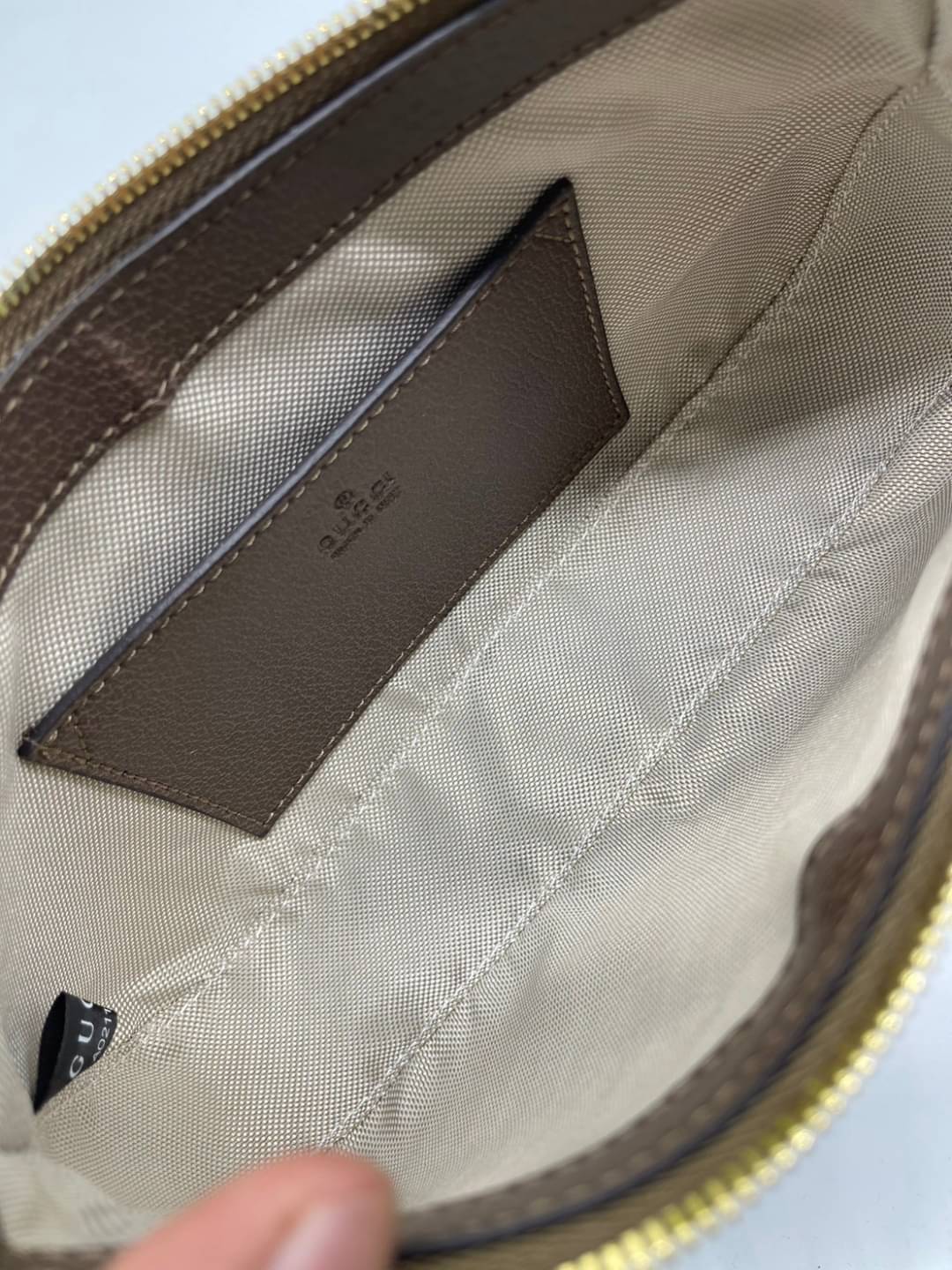 GUCCI Ophidia GG small handbag กระเป๋าสะพายไหล่ สุดคลาสสิกเข้าได้กับสาวๆ ทุกสไตล์ งานปั้มทุกจุดสวยน่าใช้ โทนสีใช้งานง่ายเป็นเอกลักษณ์แบรนด์ แมตช์กับเสื้อผ้าได้ง่าย เสริมลุคสาวมั่นได้ลงตัว