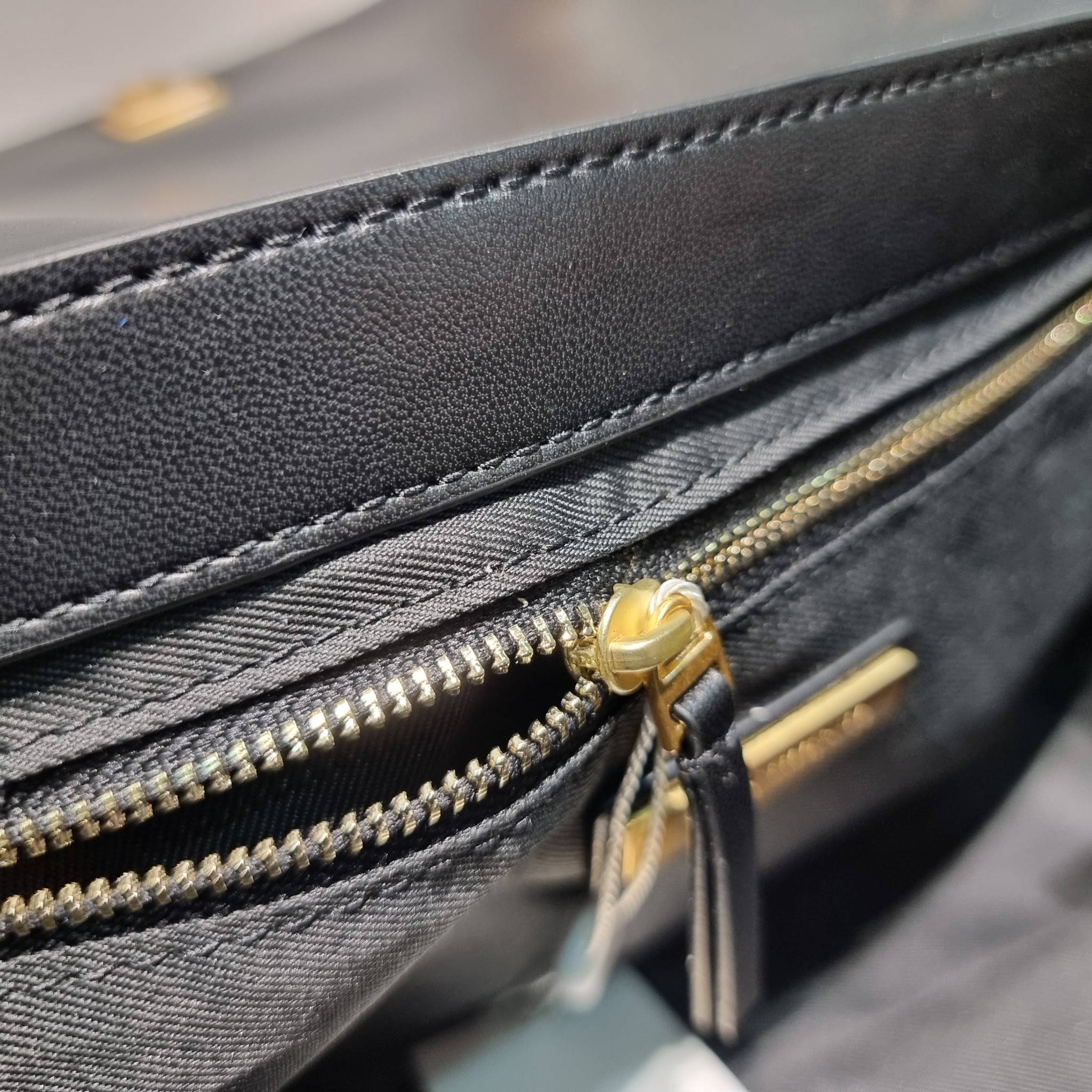 TORY BURCH FLEMING SOFT CONVERTIBLE SHOULDER BAG รุ่นหายาก กับดีไซน์ใหม่ล่าสุด มาพร้อมเสิร์ฟความสวยถึงบ้านไปเลย กับกระเป๋าสะพายไหล่ขนาดกำลังสวย หนังแท้นิ่มเต็มใบ สัมผัสสบายมือ