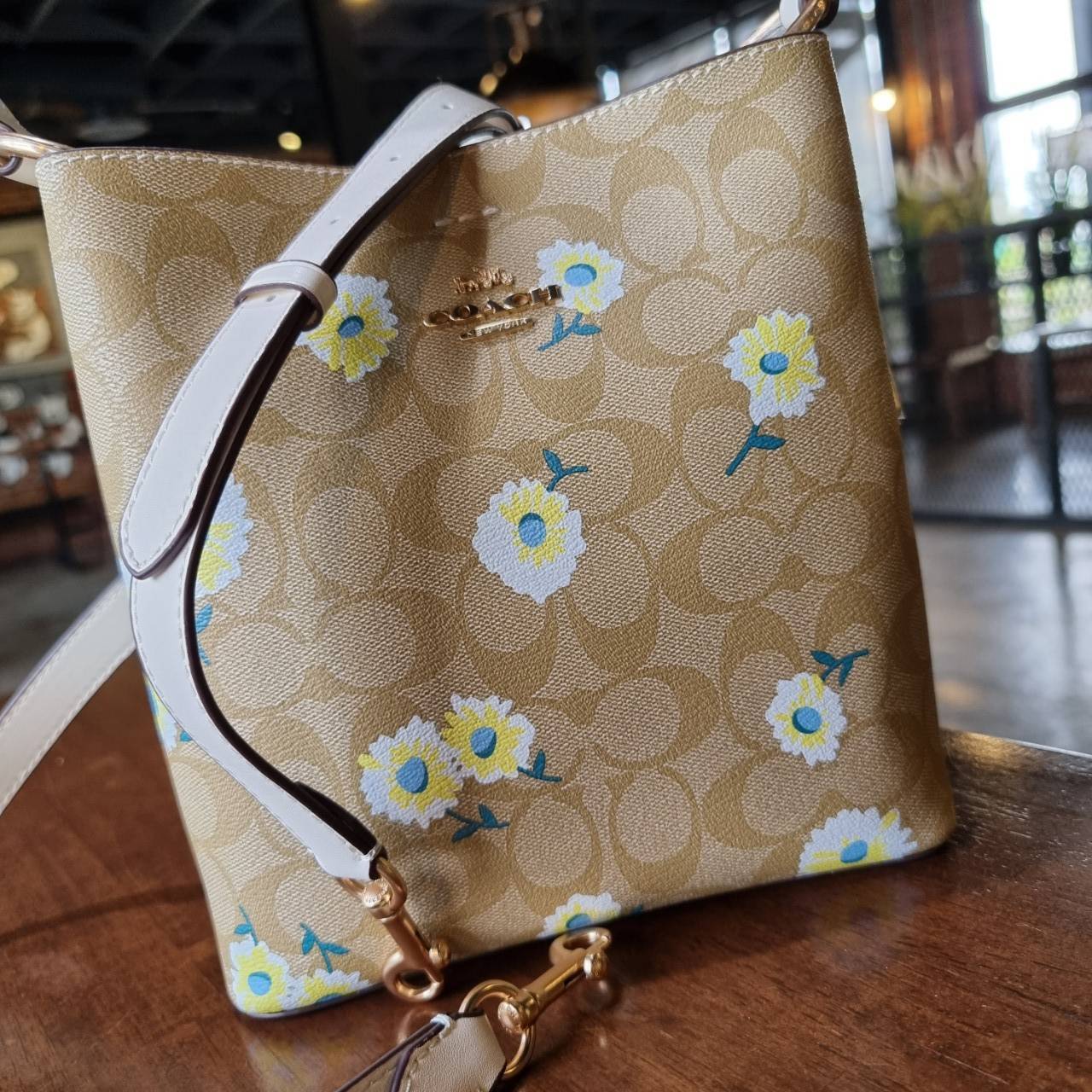 OUTLET 】COACH C3411 SMALL TOWN BUCKET BAG IN SIGNATURE CANVAS WITH DAISY PRINT สวยสดใสมาให้ถึงบ้านจ้า!! กระเป๋าทรงบัคเก็ตยอดฮิต รอบนี้น่ารักมุ้งมิ้งไม่เลิก ดีไซน์ลายดอกเดซี่คละรอบใบ วัสดุหนังแคนวาสเคลือบลาย ปากกระเป๋าเปิด-ปิดด้วยกระดุมแม่เหล็ก 2ฝั่ง มีหูจ