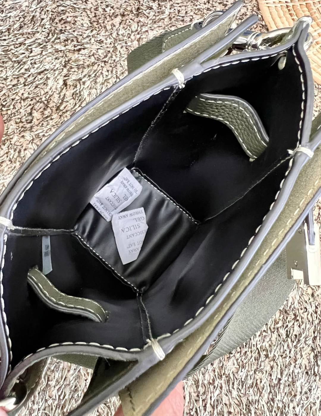 small TORY BURCH LEE RADZIWILL PEBBIED BAG ((139016)) แต่ใส่ได้จุ ขนาดพอดีลำตัว สวยมากๆค่ะ! ลุคหรูดูดีมากๆ กับกระเป๋าสะพายข้างจากTB รุ่นเล็ก