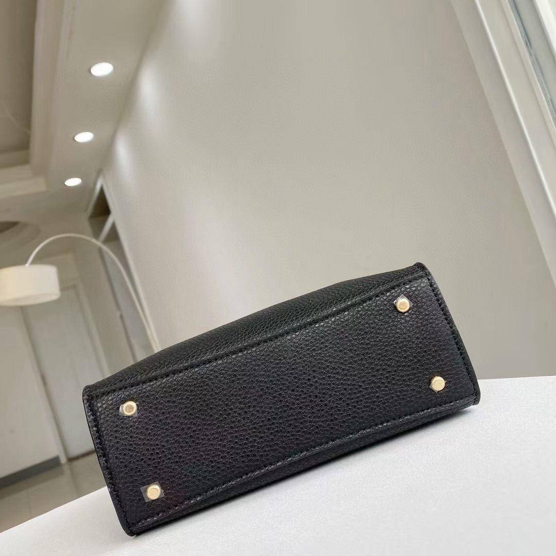 ของแท้ 💯% 】Tory walker Micro Satchel กระเป๋าถือหรือสะพายไหล่ วัสดุหนังแท้ ด้านหน้าประดับโลโก้แบรนด์ อะไหล่ทองสวยหรู