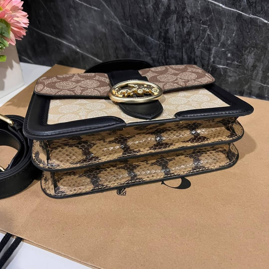 COACH SMALL GEORGIE TOP HANDLE IN BLOCKED SIGNATURE CANVAS ((6504//0468//6192//6015)) compact body portable shoulder bag 🌈ห้ามพลาด รุ่นแนะนำค่าา! พร้อมส่งทันที! กระเป๋าหิ้ว//สะพายข้างได้ วัสดุหนังแท้ 🔺หนึ่งใบทำลายหนังผสมกัน3แบบได้ลงตัวสวยง