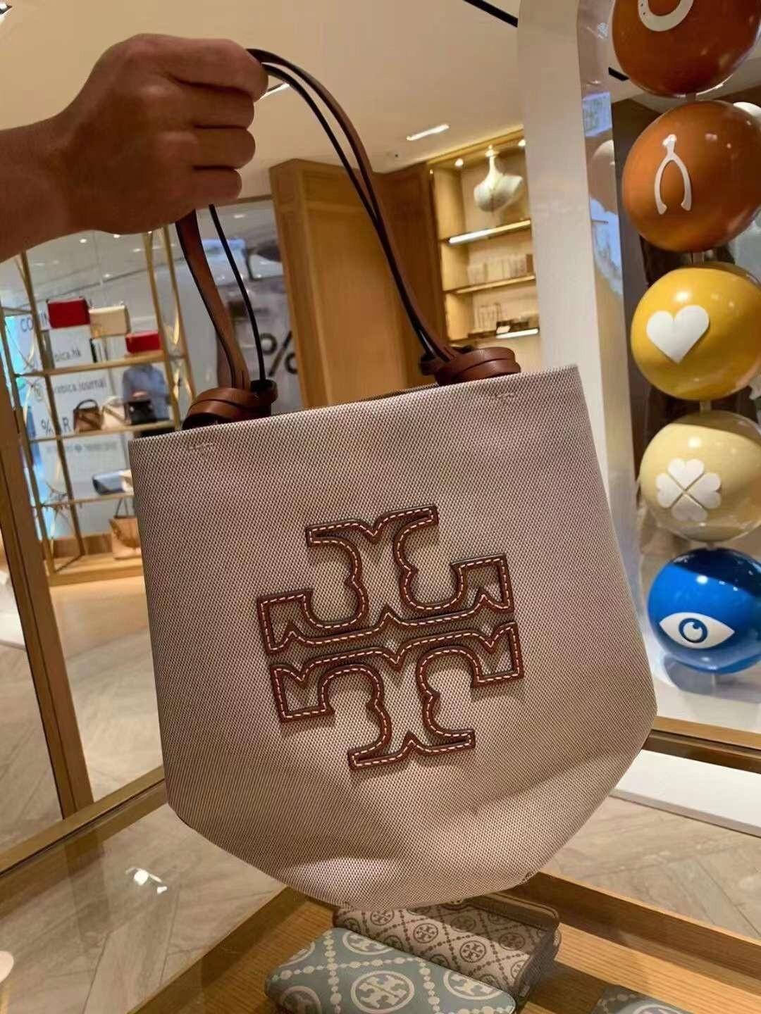 Tory Burch Small Canvas Round Tote กระเป๋าถือหรือสะพายไหล่ วัสดุผ้าcanvas รูปทรงโค้งมน ด้านในโล่ง มี1ช่องซิปและ1ช่องเล็ก น้ำหนักเบา จุของได้เยอะ มาใหม่ล่าสุดไม่ควรพลาดเลยค่า
