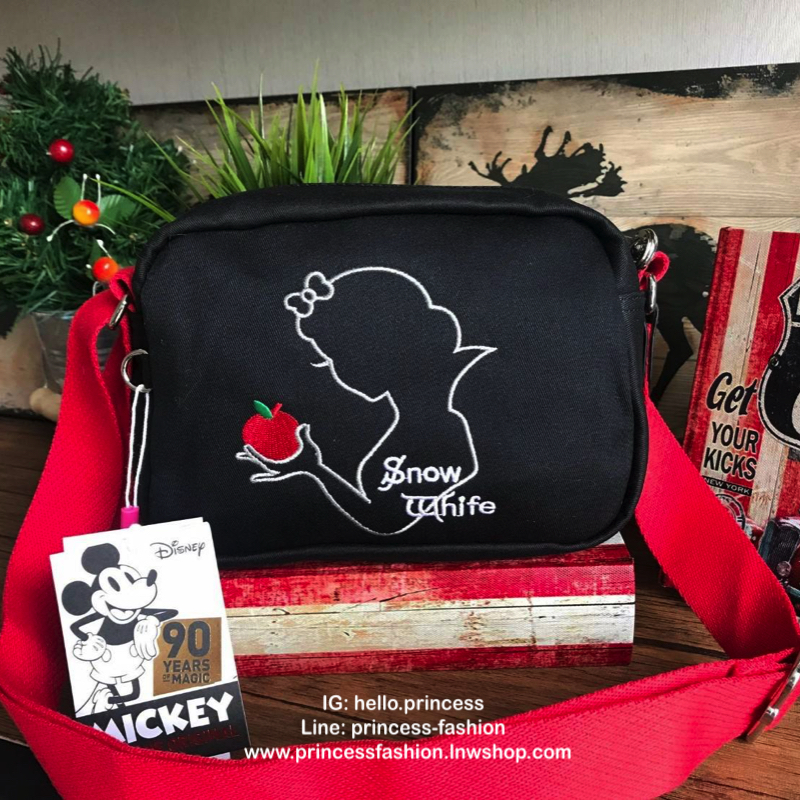 Disney's Mickey&Jungle Book Veni Crossbody Bag รุ่นLimited Edition ทรงสะพายข้าง ขนาดกำลังดี วัสดุpolester100% ดีเทลด้านหน้าลายการ์ตูนของวอลด์ดิสนีย์ เปิดปิดด้วยซิปเดียวด้านบน ภายในกว้าง มีช่องซิปและที่ห้อยพวงกุญแจ ฐานกว้างจุของได้เยอะสามารถสะพายได้ทั