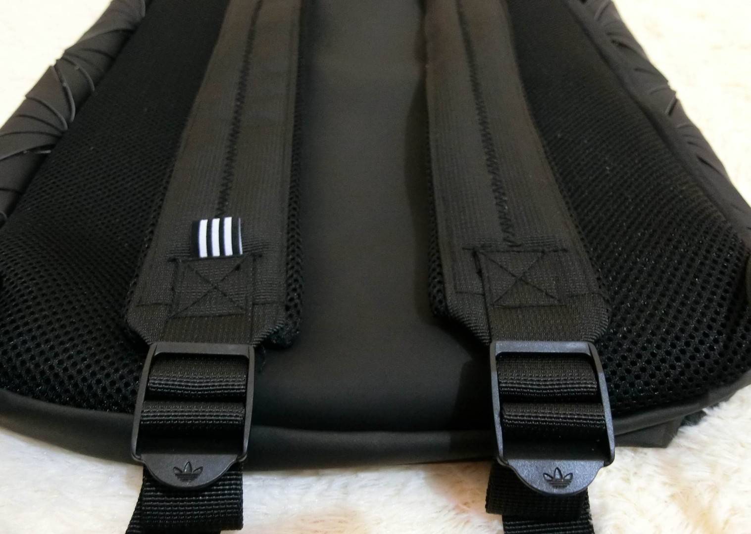 Adidas Originals BP Roll Top 3D Mesh 2017 Backpack Bag DH0100 กระเป๋าเป้สะพายหลัง ดีไซน์แบบ 3 มิติ วัสดุ polyurethane สีดำด้าน โดยใช้ลูกเล่น ของเหลี่ยมและมุมเชื่อมเข้าหากัน ออกแบบกระเป๋า เป็นเหมือนถุงทรงสูง ในส่วนปากกระเป๋าเป็นแบบตีนตุ๊กแก ม้วนพับ และติดก