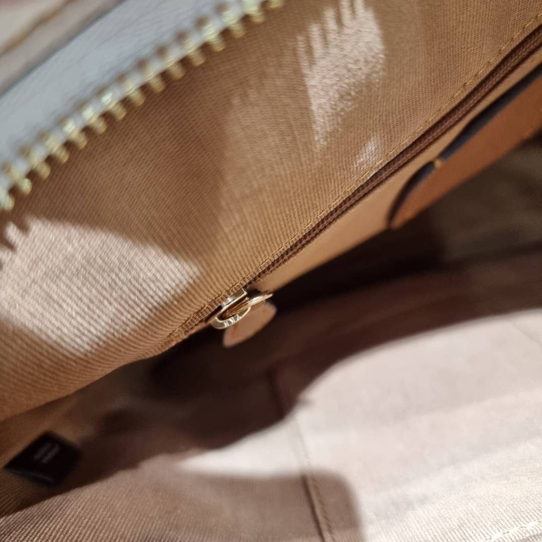 OUTLET 】COACH C4112 COACHxPEANUTS VAL DUFFLE IN SIGNATURE CANVAS WITH VARSITY PATCHES ใหม่ล่าสุด กระเป๋าทรงดัฟเฟิล ที่มาพร้อมเหล่าผองเพื่อนสนูปพี สวยมีเอกลักษณ์ ทรงกระเป๋าไม่ซ้ำใคร แถมยังใส่ของได้จุใจไปอีก วัสดุหนังแคนวาสคุณภาพดี ด้านหลังมีช่องซิป กระเป๋า