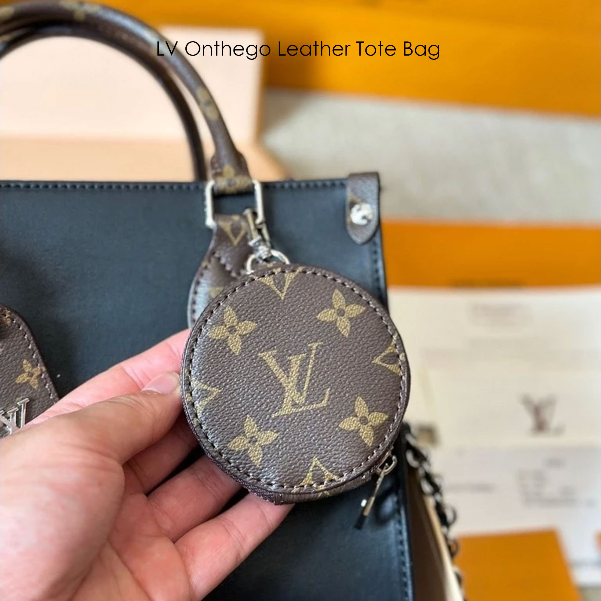 LV Onthego Leather Tote Bag กระเป๋าทรงโท้ทดีไซน์ใหม่ สีดำสุดคลาสสิก พร้อมสายสะพายโซ่ร้อยหนังสีดำเข้าเซ็ทและใบลูกลายโมโนแกรมตัดสีกันได้อย่างลงตัว ตอบโจทย์ได้ทุกลุค ทุกสไตล์