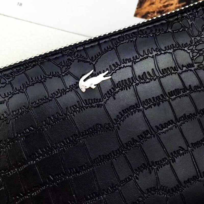 LACOSTE FACTORY LONG WALLET กระเป๋าสตางค์ใบยาวรุ่นใหม่ล่าสุดหนังสวยอยู่ทรงเปิดปิดด้วยซิปรอบด้านหน้ามีโลโก้แบรนด์เรียบหรู ภายในมีโลโก้ ช่องซิป ช่องใส่บัตรหลายช่องใส่มือถือ iphone8 เหรียญ บัตรได้เยอะ ตัวจริงสวยน่าใช้คลาสสิคไม่มีเอ้าท์ ราคาสุดคุ้ม สินค้ามาพร