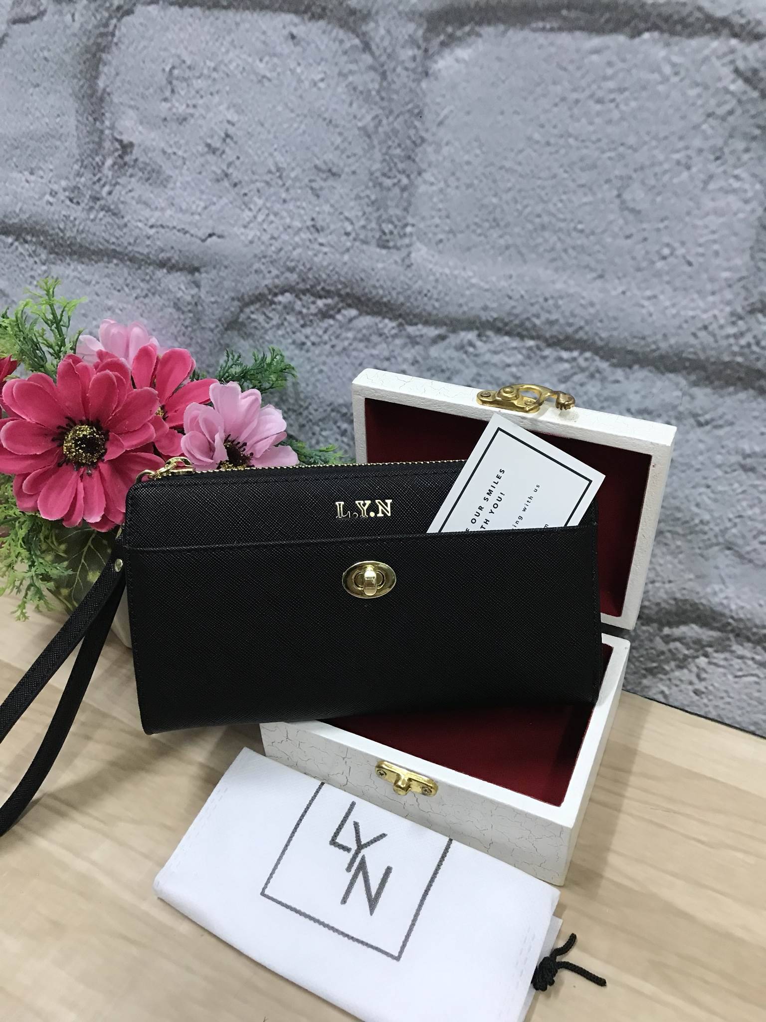 LYN CARLSTON LONG WALLET BAG พร้อมส่งรุ่นใหม่ล่าสุดอีกรุ่นค่ะ !!! กระเป๋าสตางค์ใบยาวแบบซิป ลายหนังซาฟเฟียโน่ ติดโลโก้แบรนด์ตัวใหญ่ ด้านหน้ามีช่องยาวเปิดปิดแบบตัวหมุนล้อค มีช่องใช้งานได้ ด้านบนเปิดปิดด้วยซิปรอบ หัวซิปสายหนังสามารถถอดออกหรือคล้องมือถือเป็นค