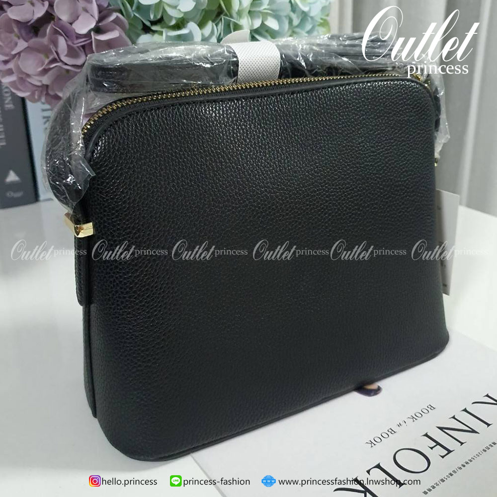 KATE SPADE CROSSBODY BAG แบรนด์ดังจากอเมริกาสุดฮิตของวัยรุ่น กระเป๋าสะพาย ขนาดน่ารักกำลังดี เปิดปิดด้วยซิปเดียวด้านบน ภายในมีช่องเล็ก1ช่อง ใส่มือถือได้ทุกรุ่นและกระเป๋าสตางยาวได้ ความยาวสาย 117cm ปรับได้ถึง5ระดับ รุ่นฮิตอีกรุ่นที่ไม่ควรพลาดเลยคร้า