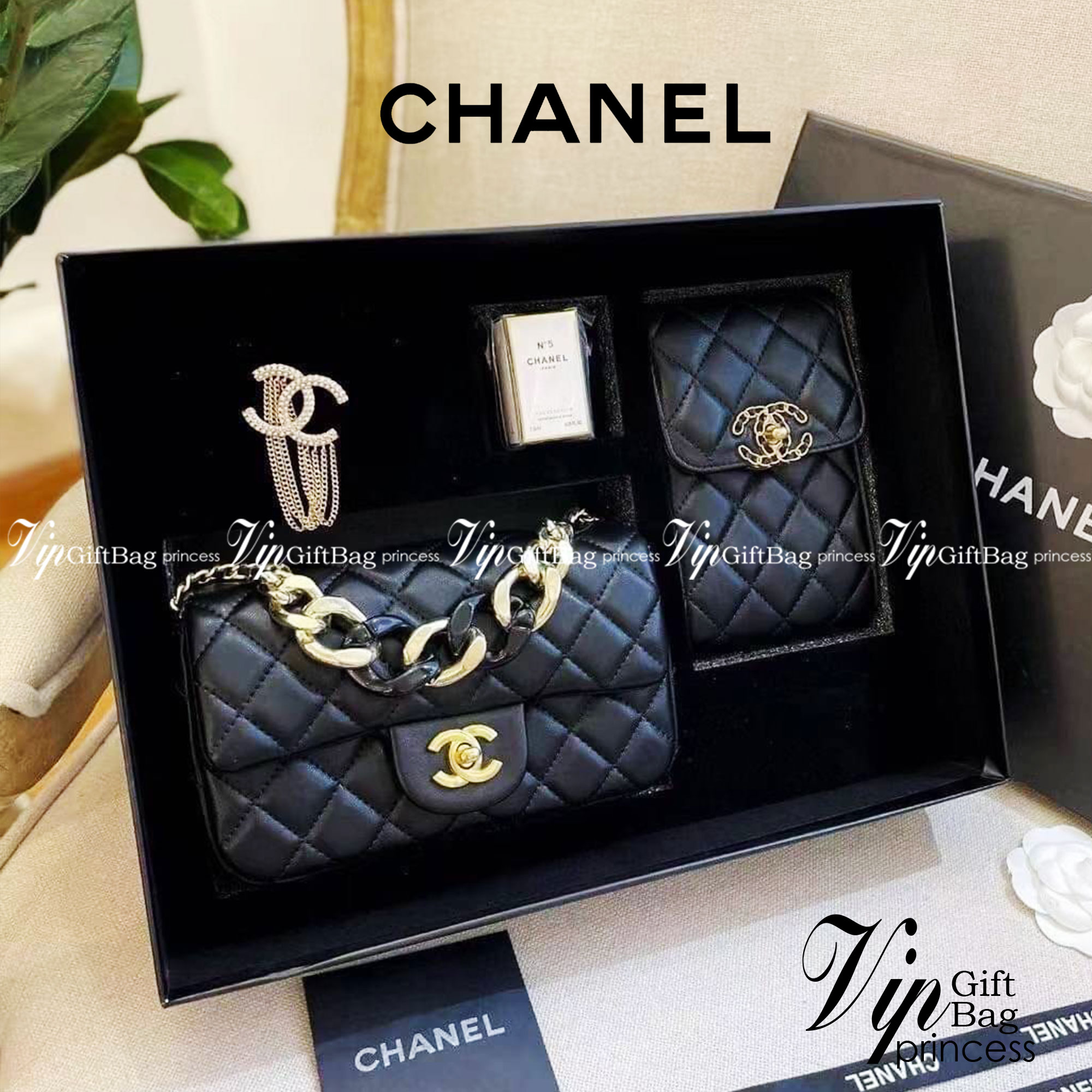 CHANEL GIFT BOX SET Chanel Holiday Makeup & Beauty Gift Sets สุดหรูชวนให้สะสม สุดยอดไอเท็มหายากพร้อมเสิร์ฟครบชุด limited สุดคุ้ม มาพร้อมกระเป๋าสะพายถึง 2 ใบ รุ่นยอดฮิตทั้งนั้น!!ที่พิเศษยังมีน้ำหอมตัวท็อปมาให้อีก chanel no.5 ที่แสนจะเย้ายวน ในขนาด 7.5 ml. 