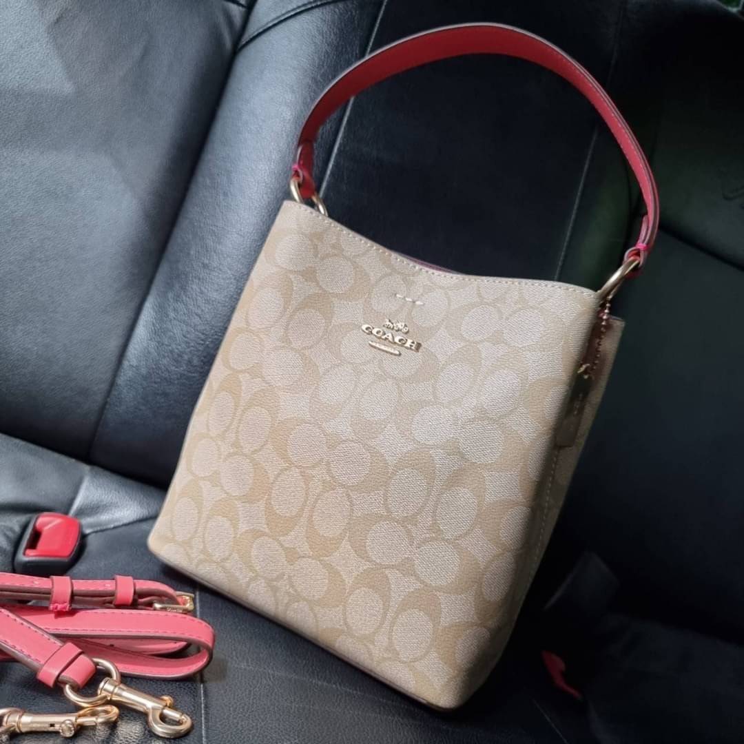 COACH 2312 SMALL TOWN BUCKET BAG IN SIGNATURE CANVAS รุ่นยอดนิยมใบเล็กมาครบสีแล้วจ้า กระเป๋าทรงบัคเก็ต สีผู้ดี๊ผู้ดี ตัวกระเป๋าดีไซน์คลาสสิคลายซี ดูโดดเด่น วัสดุหนังแคนวาสเคลือบลาย สวยคมทุกมุมจริงๆ!! เปิด-ปิดด้วยกระดุมแม่เหล็กทั้ง 2 ฝั่ง ภายในเป็นช่องโล่ง
