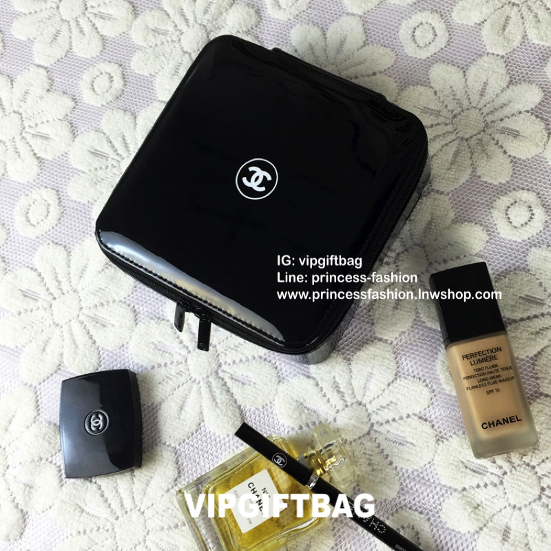 Vip Gift Premium Gift พรีเมี่ยมกิ๊ฟ แท้💯 กระเป๋า Chanel Cosmetic Box กล่องใส่เครื่องสำอางค์ สวยหรู ดูคุณนายสุด จุของได้เยอะนะคะ วัสดุหนังแก้วเคลือบ เปิดปิดด้วยซิป