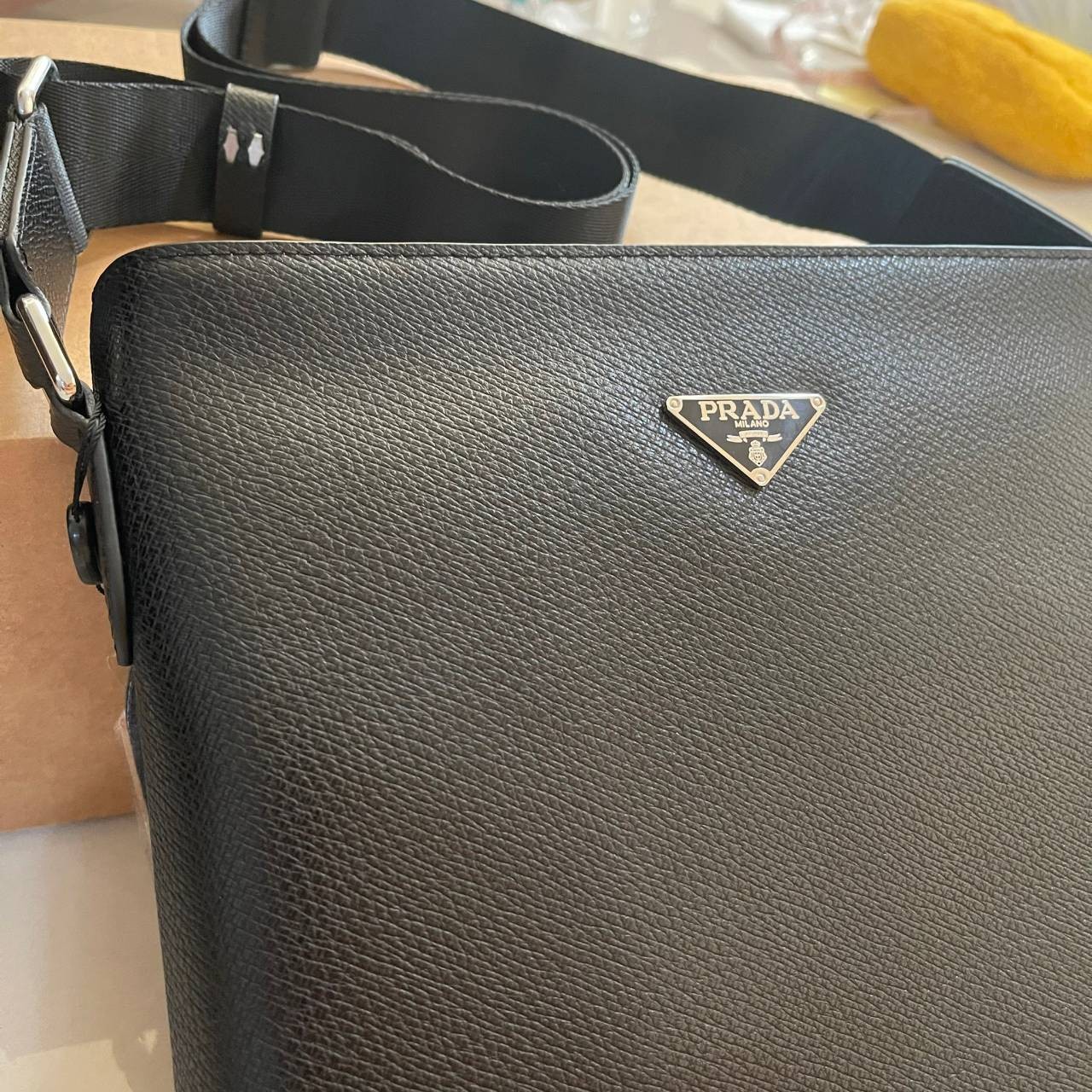 หนังแท้ PRADA SAFFIANO MAN BAG รุ่นตามหา Rare item!! กระเป๋าสะพายข้างคุณผู้ชาย งานสวยมาก เป็นหนังแท้ทั้งใบ ใส่ ipad ได้ จุของได้เยอะพอสมควรเลยค่ะ งานเรียบแต่หรูสุดๆ คุณภาพเกินราคาจริงๆ ค่าา