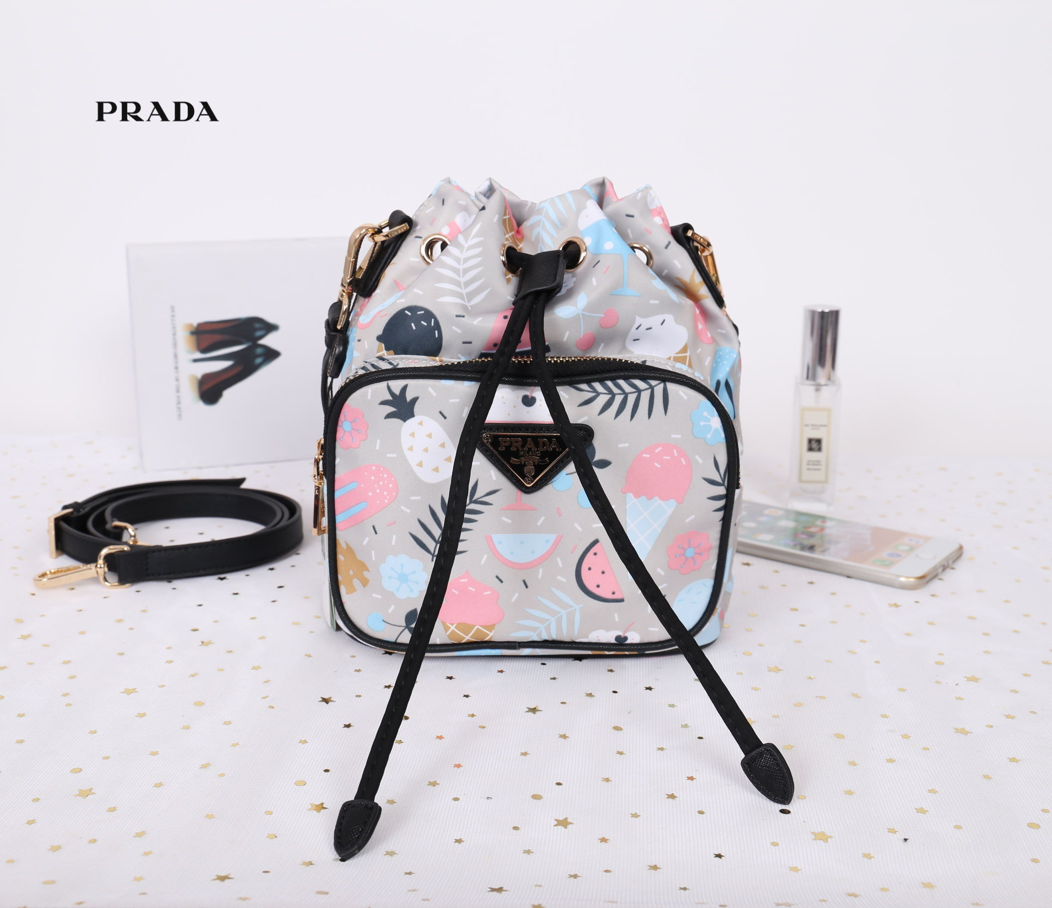 Prada bucket bag Premium gift New in! กระเป๋าถือหรือสามารถสะพายข้าง ทรงขนมจีบ สุดน่ารักดีไซน์ใหม่ super cute! วัสดุ nylon เนื้อหนา อะไหล่ทองด้านหน้ามีโลโก้แบรนด์ พร้อมช่องซิป กระเป๋า เปิดปิดแบบ drawstring ภายในกระเป๋าโล่ง ใส่ของได้จุ พร้อมสายยาวลาย saffia