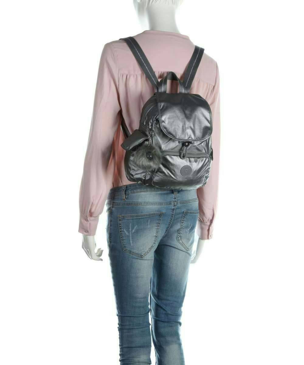 Kipling City Pack Backpack วัสดุPolyamide100% เป้ขนาดกลาง ที่เปิดปิดด้วยตัวล็อค2ชั้นด้วยกระดุมแม่เหล็กและซิป มีช่องใช้งานหลายช่องรวมถึงช่องซิปด้านหน้า มีลูกเล่นที่ด้านหลังมีช่องซิปสำหรับเก็บของและเก็บสายเป้ได้ หรือใช้สายจากเป้สะพายไหล่ได้ ประดับด้วยพวงกุญ