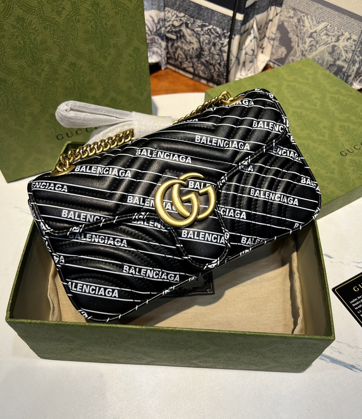 หนังแท้ GUCCI The Hacker Project small GG Marmont bag Balenciaga print leather คอลเลคชั่นผสมผสานเอกลักษณ์ความหรูของ 2 แบรนด์ดัง ที่ยอดขายดีตั้งแต่วันแรกที่ลง shop ด้วยรูปทรงที่กะทัดรัด ตอบโจทย์ได้ทุกลุค ทุกไลฟ์สไตล์ ใช้งานได้ง่ายคล่องตัว เรียกได้ว่าใครไม่