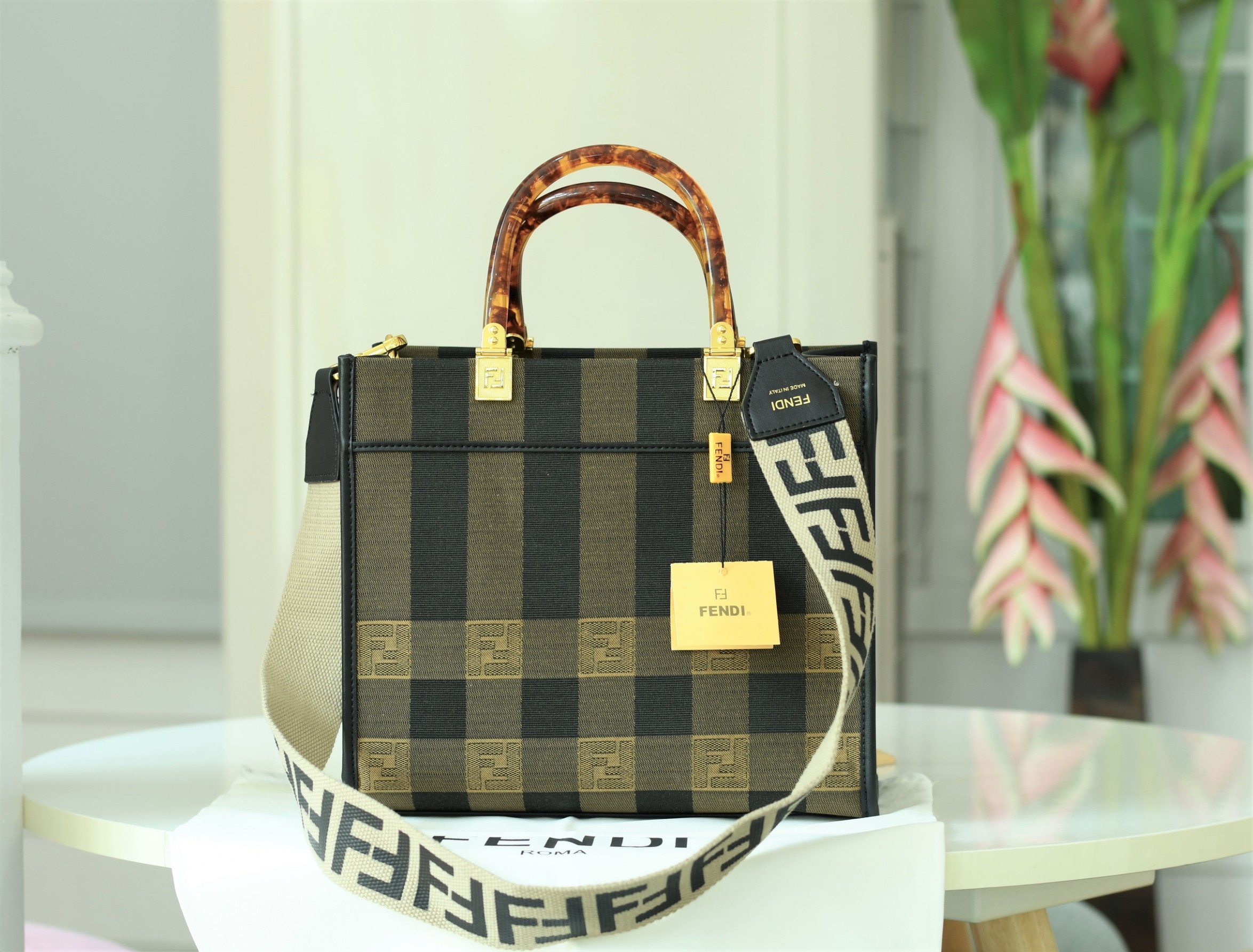 พรีเมี่ยมกิ๊ฟแท้ 100% 】Fendi New Tote Gift bag กระเป๋าถือหรือสะพายไหล่ วัสดุผ้า canvas ปักลายแบรนด์ น้ำหนักเบา ภายในโล่ง จุของได้เยอะ สวยหรู ดูดี คุณนายสุดๆ ไอเท็มแนะนำเลยค่า
