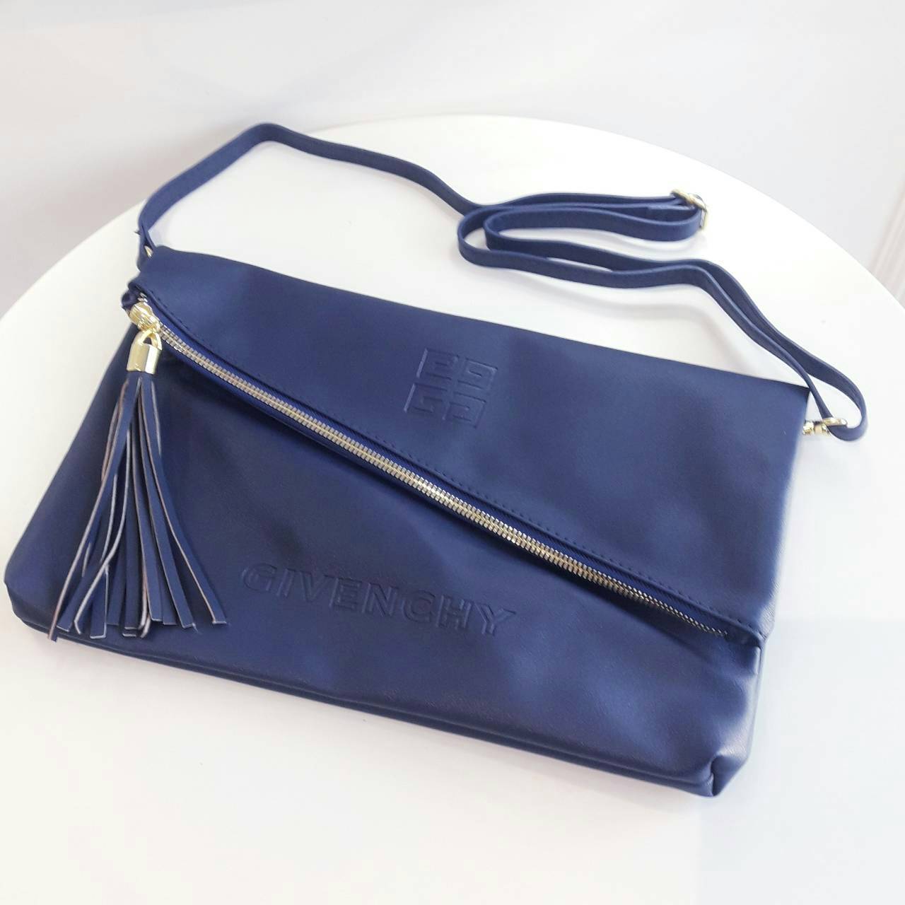 Restock!! GIVENCHY ENVELOPE CLUTCH BAG คลัชหนัง pu ดีไซน์สะดุดตา มีพู่ห้อยซิบเฉียง ซับในทั้งใบสายยาวปรับระดับได้ เปิดปิดด้วยกระดุม ด้านในจุของได้เยอะ แถมมีช่องซิปอีกหนึ่งช่องคะ สายถอดเป็นคลัชถือออกงานได้ สวยๆเก๋ๆมาก รีบจัดเลยค้า