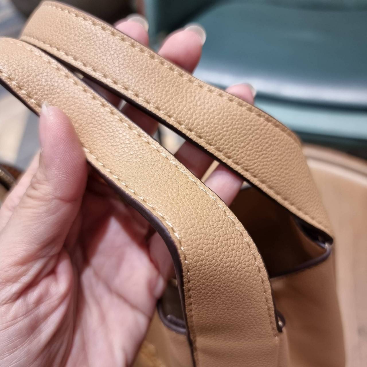 COACH 78800 HADLEY HOBO 21 ไอเท็มยอดนิยม คลาสสิคในทุกโอกาส กระเป๋าทรงโฮโบ ทรงสวยใช้งานได้ทุกลุค แมชท์ง่ายกับทุกสไตล์ วัสดุหนัง pepble เปิด-ปิดด้วยกระดุมแม่เหล็ก มีตะขอล็อคที่ปากกระเป๋าเพื่อปรับทรงใช้งานได้ ภายในโล่งกว้าง ใส่ได้ทุกอย่าง!! มีสายสะพายให้ หรื