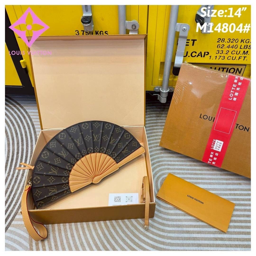 LV Fan Clutch Bag กระเป๋าทรงคลัชรูปทรงคล้ายพัดพับได้ ดีไซน์น่ารักสดใส ใหม่ล่าสุด โดดเด่นไม่เหมือนใคร