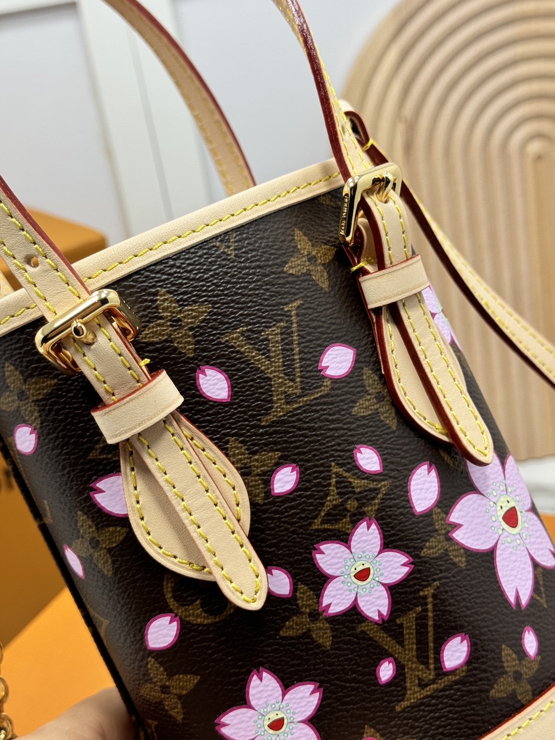 ORI หนังแท้ | LV x TM Nano Bucket Bag ใหม่ล่าสุดมาแรง กับกระเป๋าทรงบัคเก็ต ขนาดกำลังสวย ปรับลุคให้มีชีวิตชีวาด้วยลายดอกไม้ซากุระเชอรี่บลอสซั่ม คอลใหม่สุดเอ็กซ์คลูซีฟ