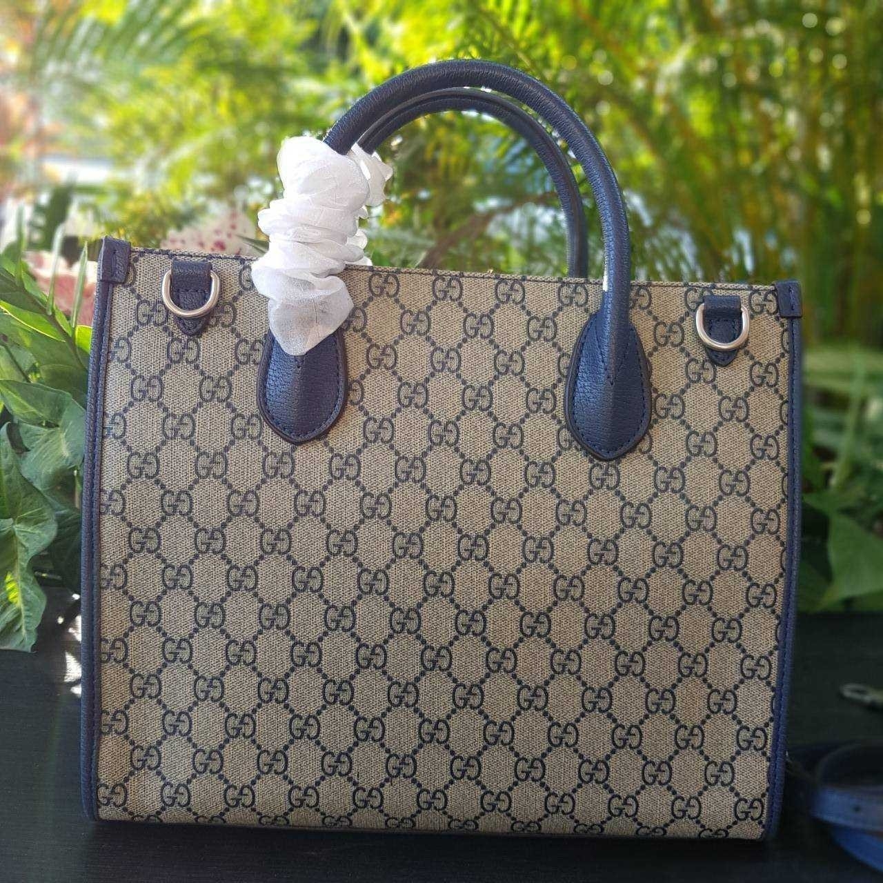 GUCCI Small tote bag with Interlocking G กระเป๋าทรงTOTE ใบใหญ่สุดหรูหรา คลาสสิค จุของได้เยอะ มาพร้อมสายสะพายยาว สามารถถอดเก็บได้ ใช้ได้ทุกโอกาส เป็นอีกรุ่นที่โดดเด่นมากๆ
