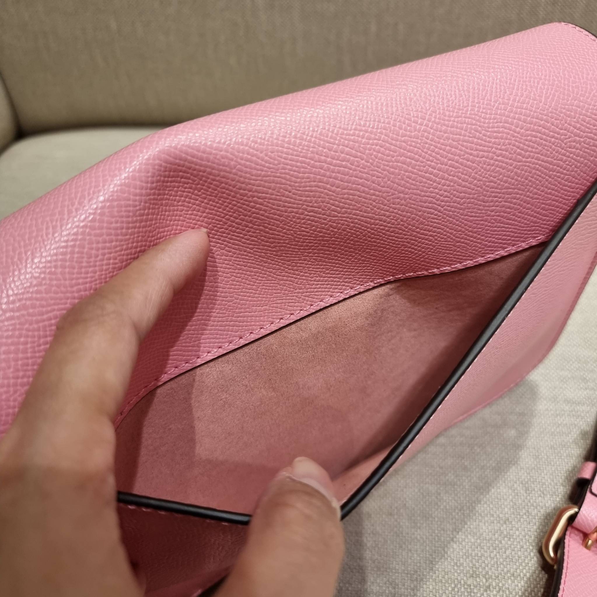 COACH C5632 BRYNN FLAP CROSSBODY แซ่บที่สุด ใหม่ที่สุด!! คอลเลคชั่นใหม่!! มองยังไงก็หลงรักละสายตาไม่ไหว กระเป๋าสะพายข้างลุคไฮน์ ที่ดีไซน์ออกมาได้ปัง และดูแพงมากๆ ด้วยดีเทลคลาสสิค รูปทรงใช้งานง่าย เรียบๆแต่มีดีเทล วัสดุหนัง crossgrain สวยคม!!! เปิด-ปิดด้วย